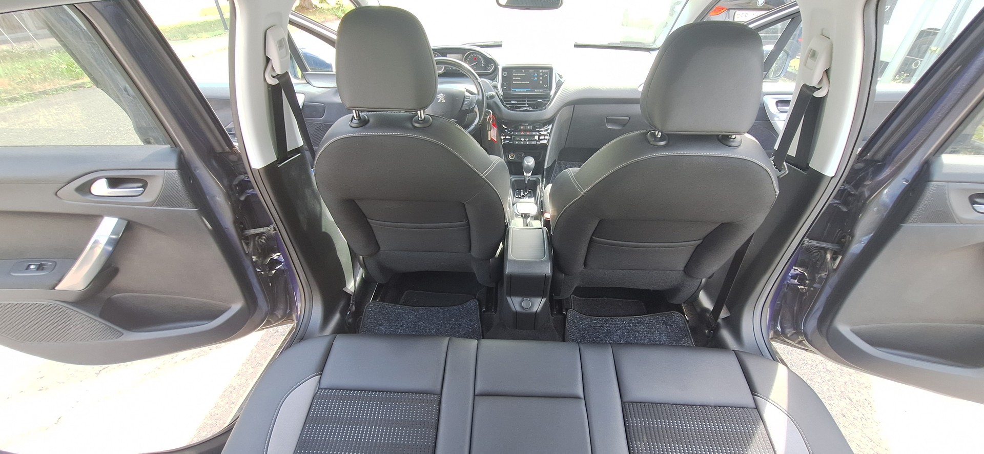 PEUGEOT 2008 1.2 PureTech Style EAT6-image-21