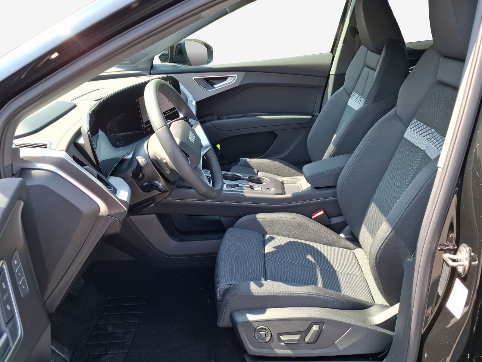 AUDI Q4 e-tron SUV quattro performance Attraction-image-7