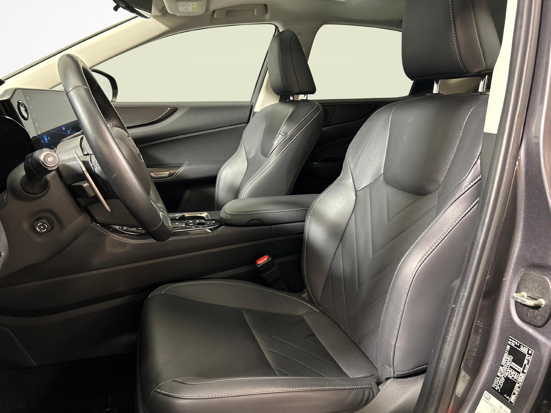 LEXUS NX 450h+ Excellence-showroom-element-3
