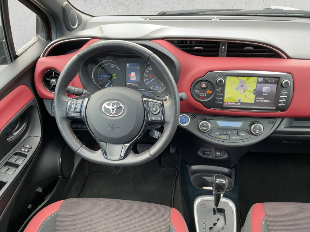 TOYOTA Yaris 1.5 VVT-i HSD Premium-image-9