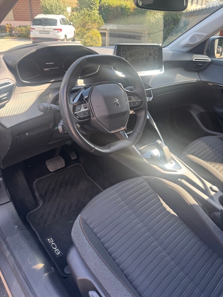 PEUGEOT 208 1.2 PureTech Active EAT8-image-10