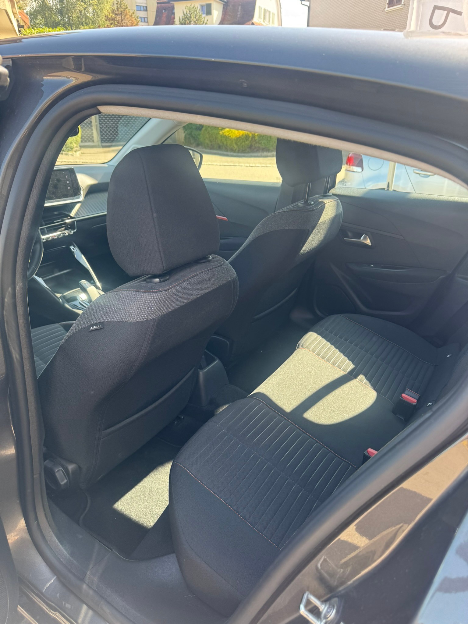 PEUGEOT 208 1.2 PureTech Active EAT8-image-8