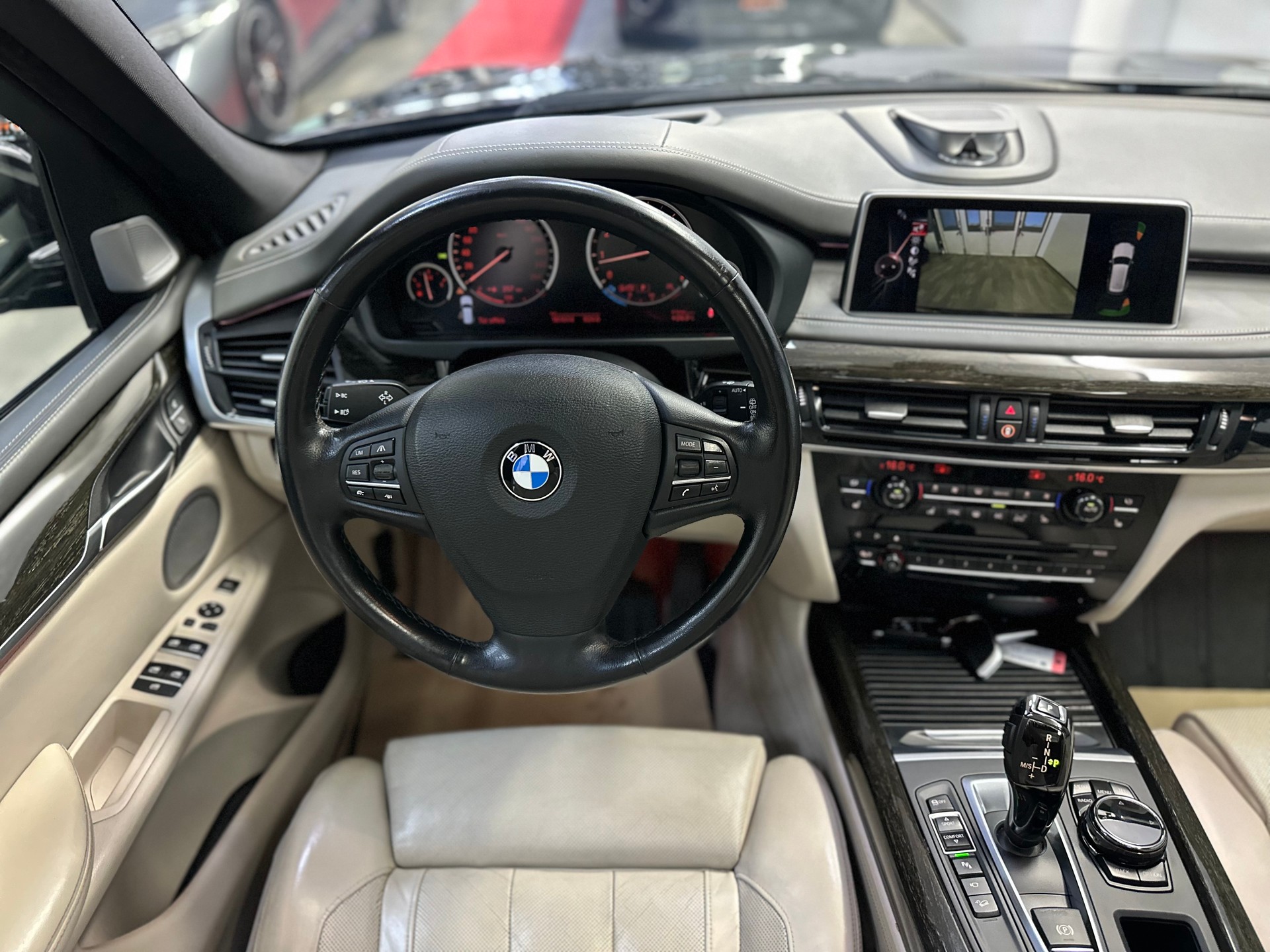 BMW X5 xDrive 50i Steptronic-image-12