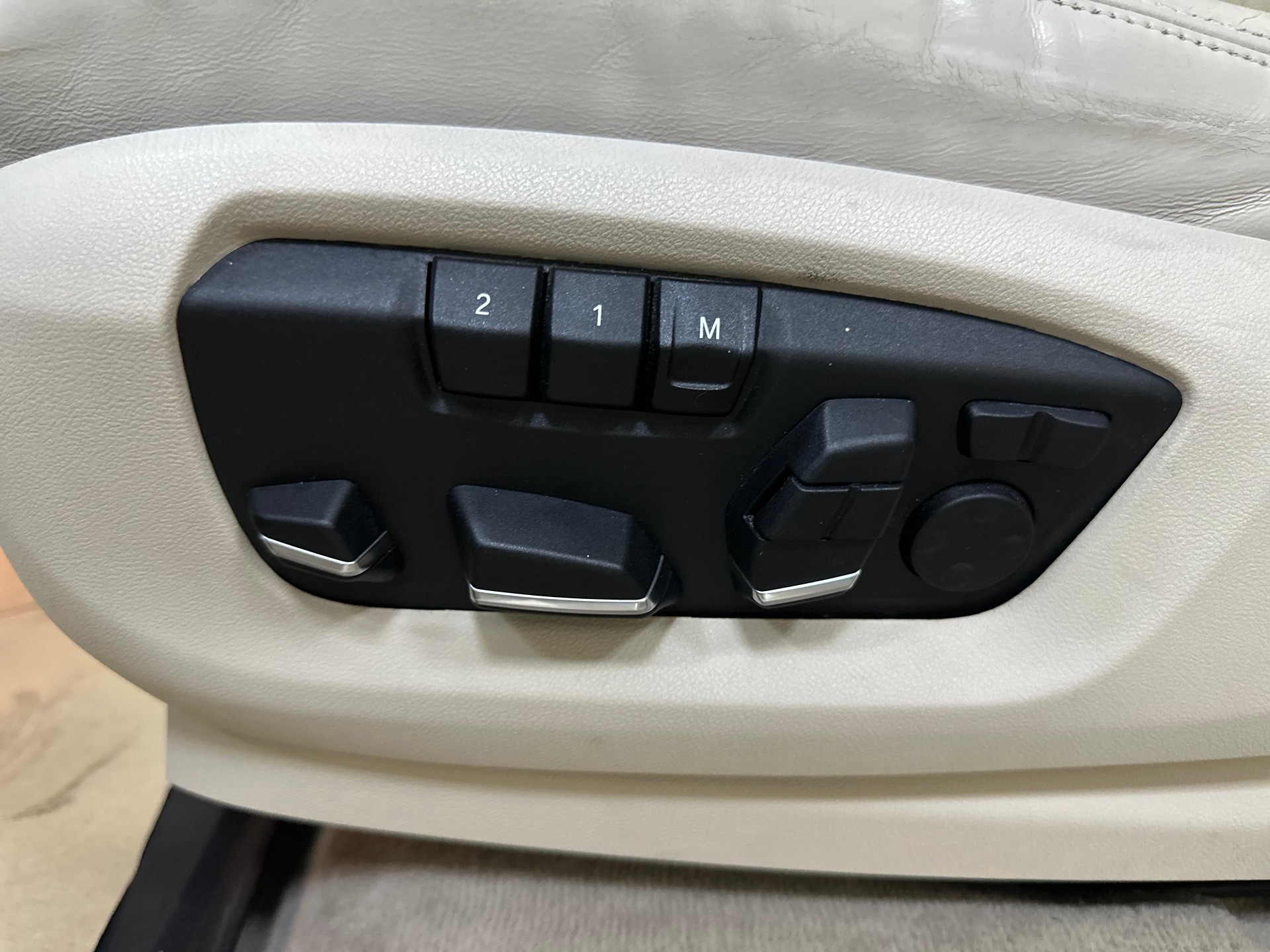 BMW X5 xDrive 50i Steptronic-image-16