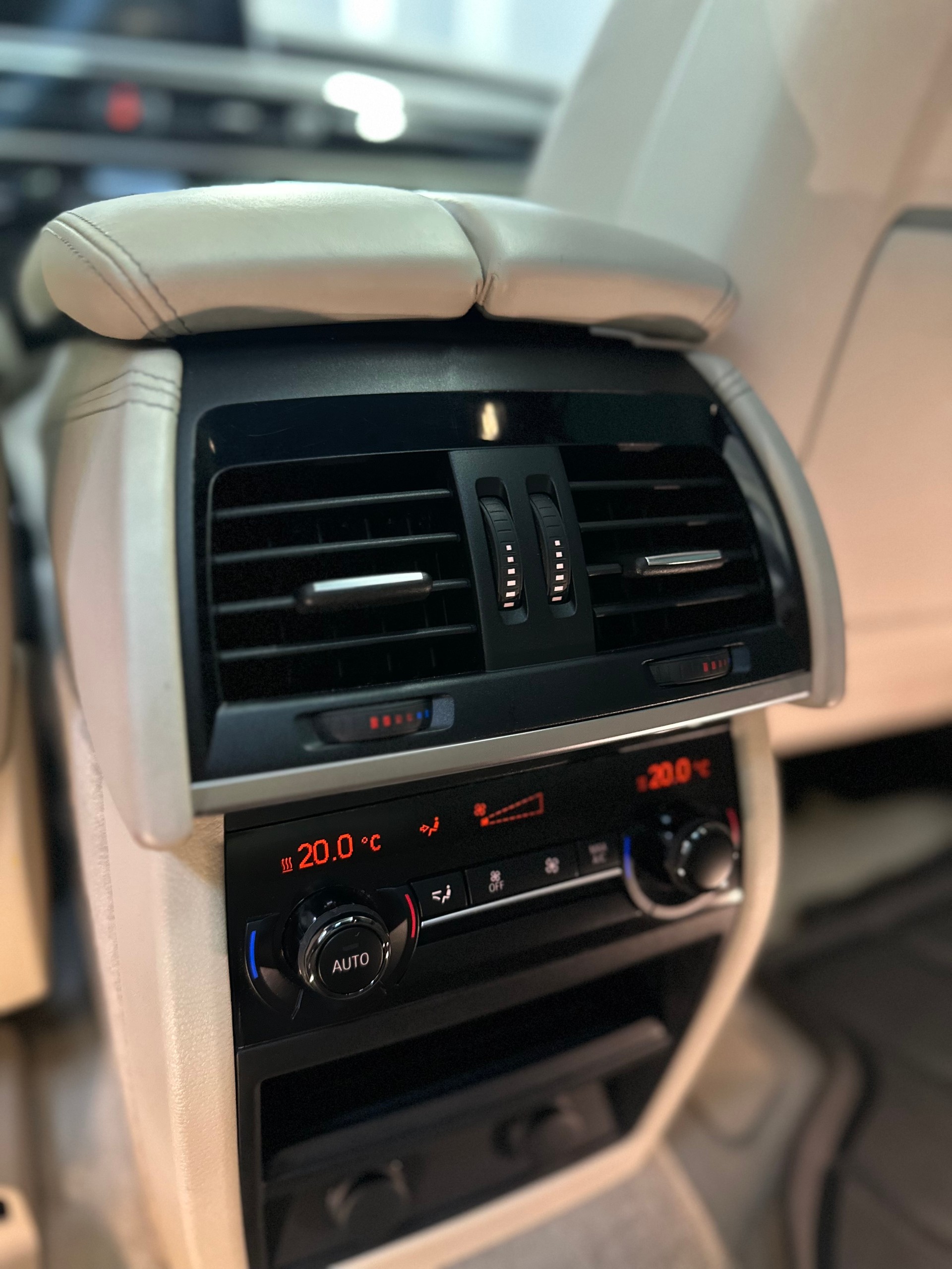 BMW X5 xDrive 50i Steptronic-image-18
