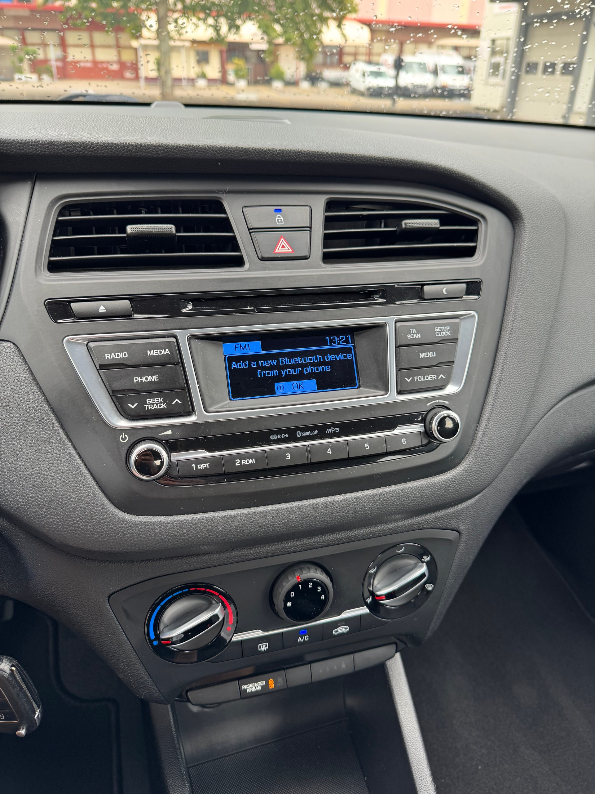 HYUNDAI i20 1.4 Amplia Automatic-image-11