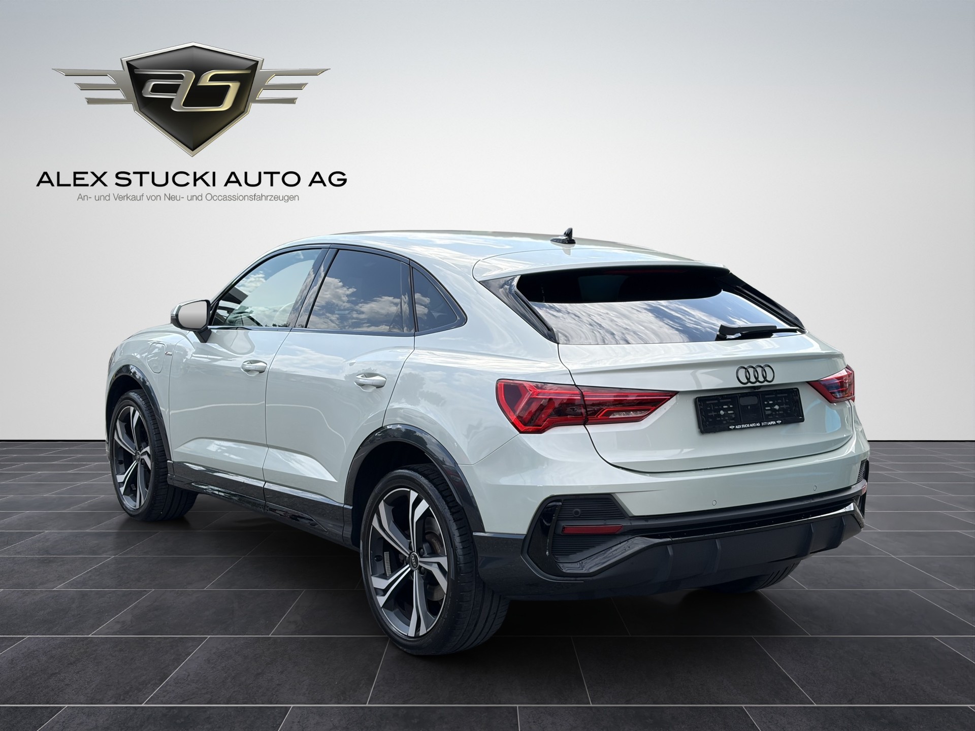 AUDI Q3 Sportback 45 TFSI e S line S-tronic-image-4