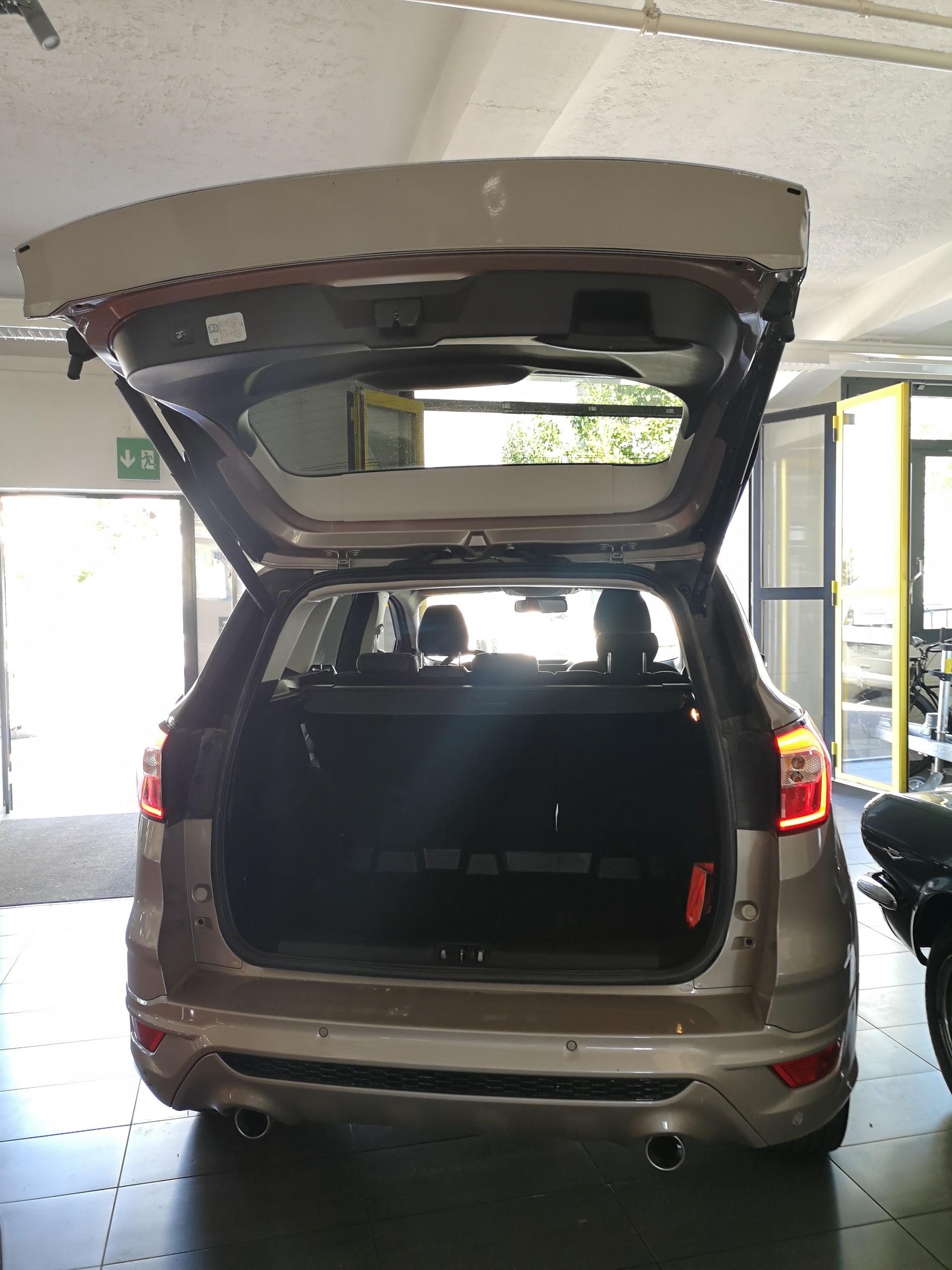 FORD Kuga 2.0 TDCi Vignale 4WD PowerShift-image-4