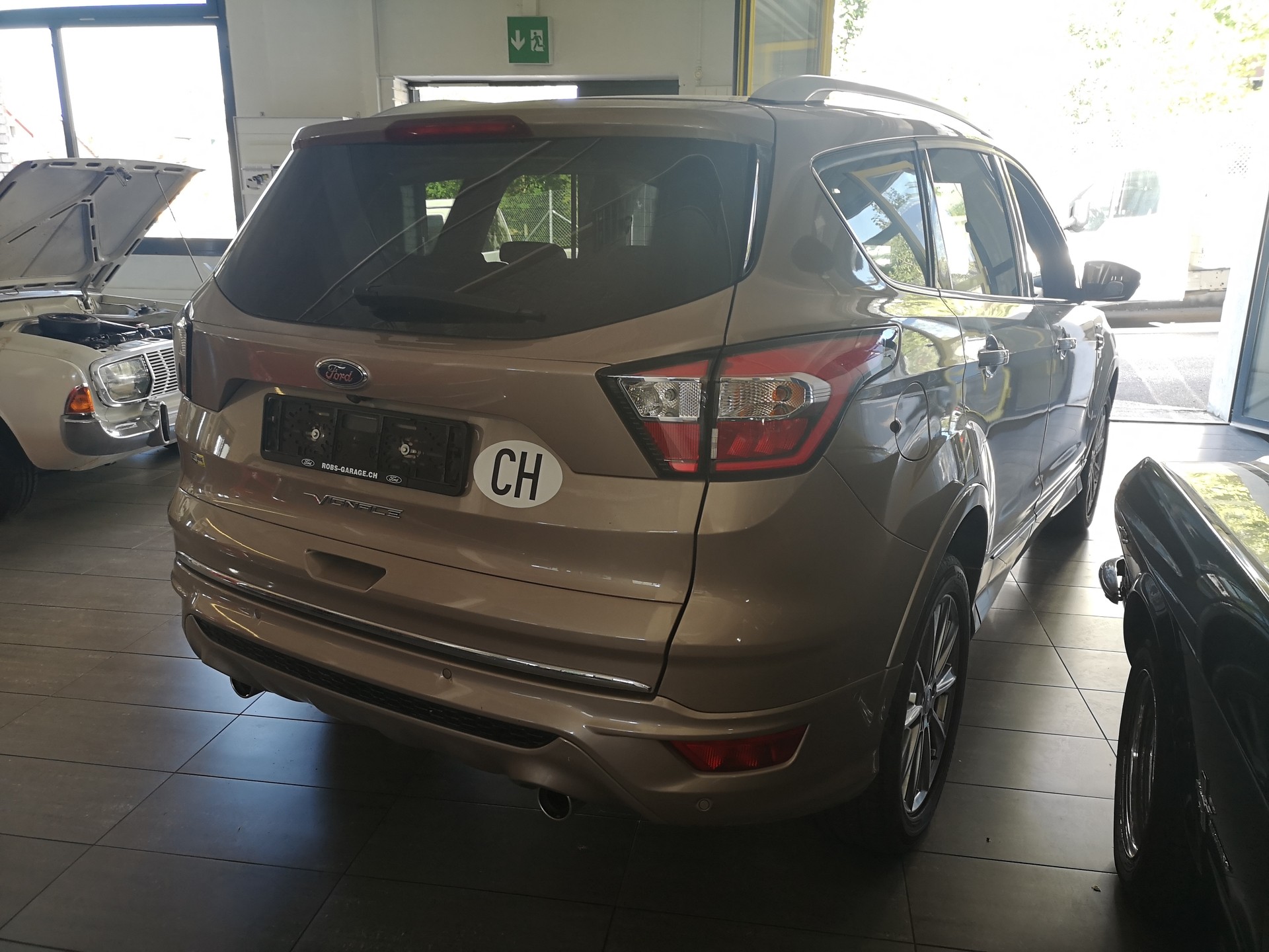 FORD Kuga 2.0 TDCi Vignale 4WD PowerShift-image-3