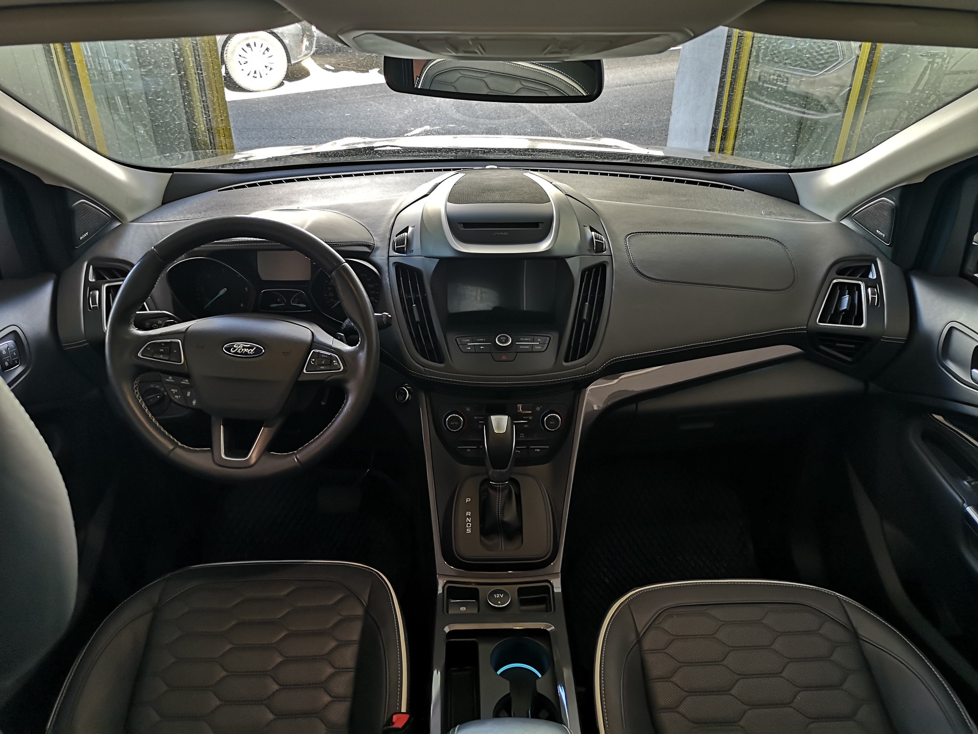 FORD Kuga 2.0 TDCi Vignale 4WD PowerShift-image-6