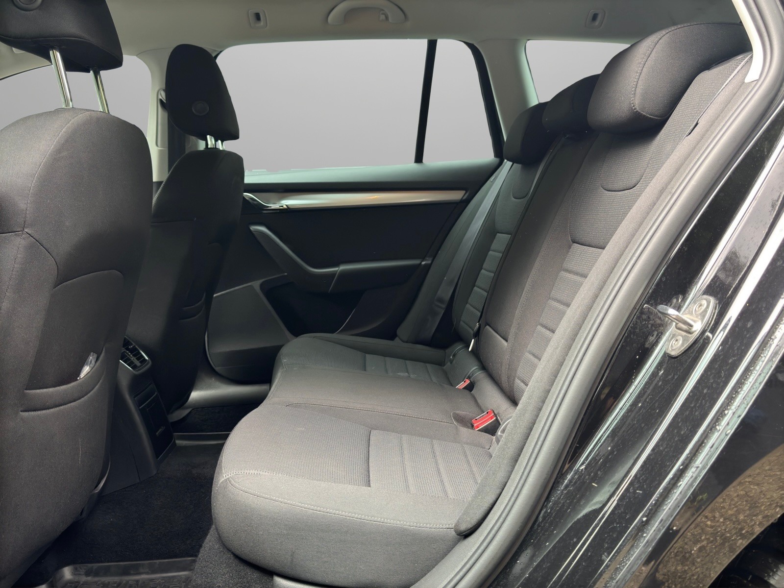 SKODA Octavia Combi 2.0 TDI Elegance DSG-image-10
