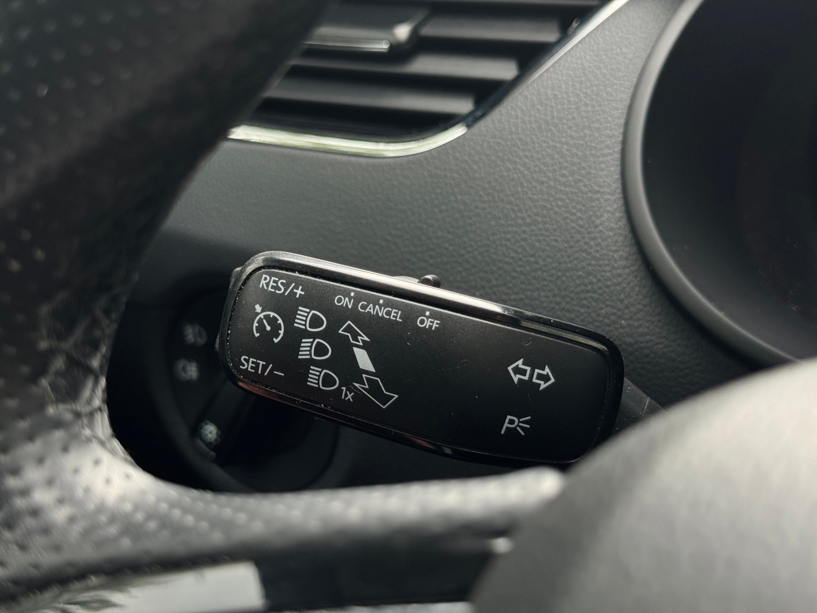 SKODA Octavia Combi 2.0 TDI Elegance DSG-image-20