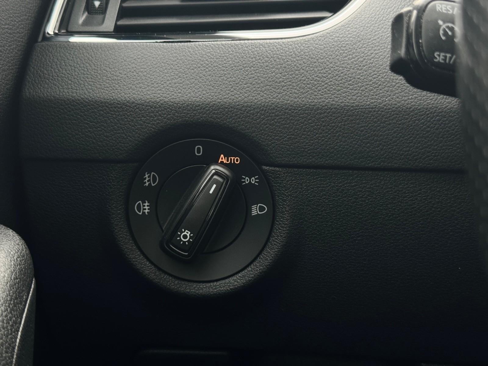 SKODA Octavia Combi 2.0 TDI Elegance DSG-image-21
