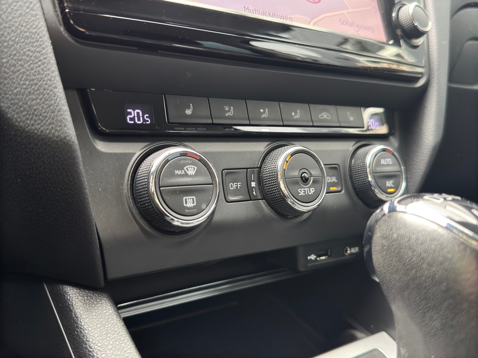 SKODA Octavia Combi 2.0 TDI Elegance DSG-image-18
