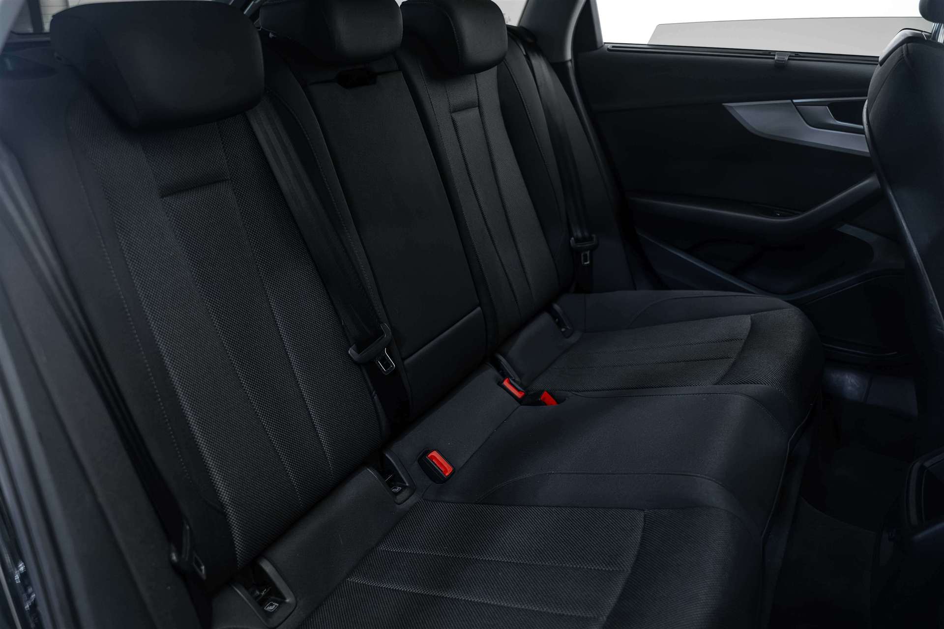 AUDI AUDI A4 Avant 35 TFSI S-tronic Advanced Black-Line-image-14