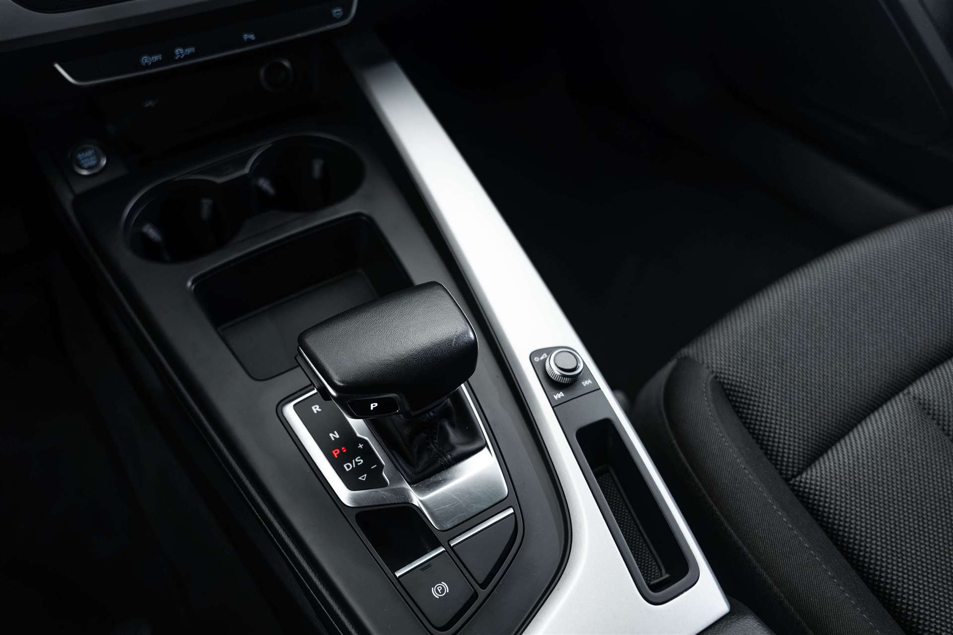 AUDI AUDI A4 Avant 35 TFSI S-tronic Advanced Black-Line-image-24