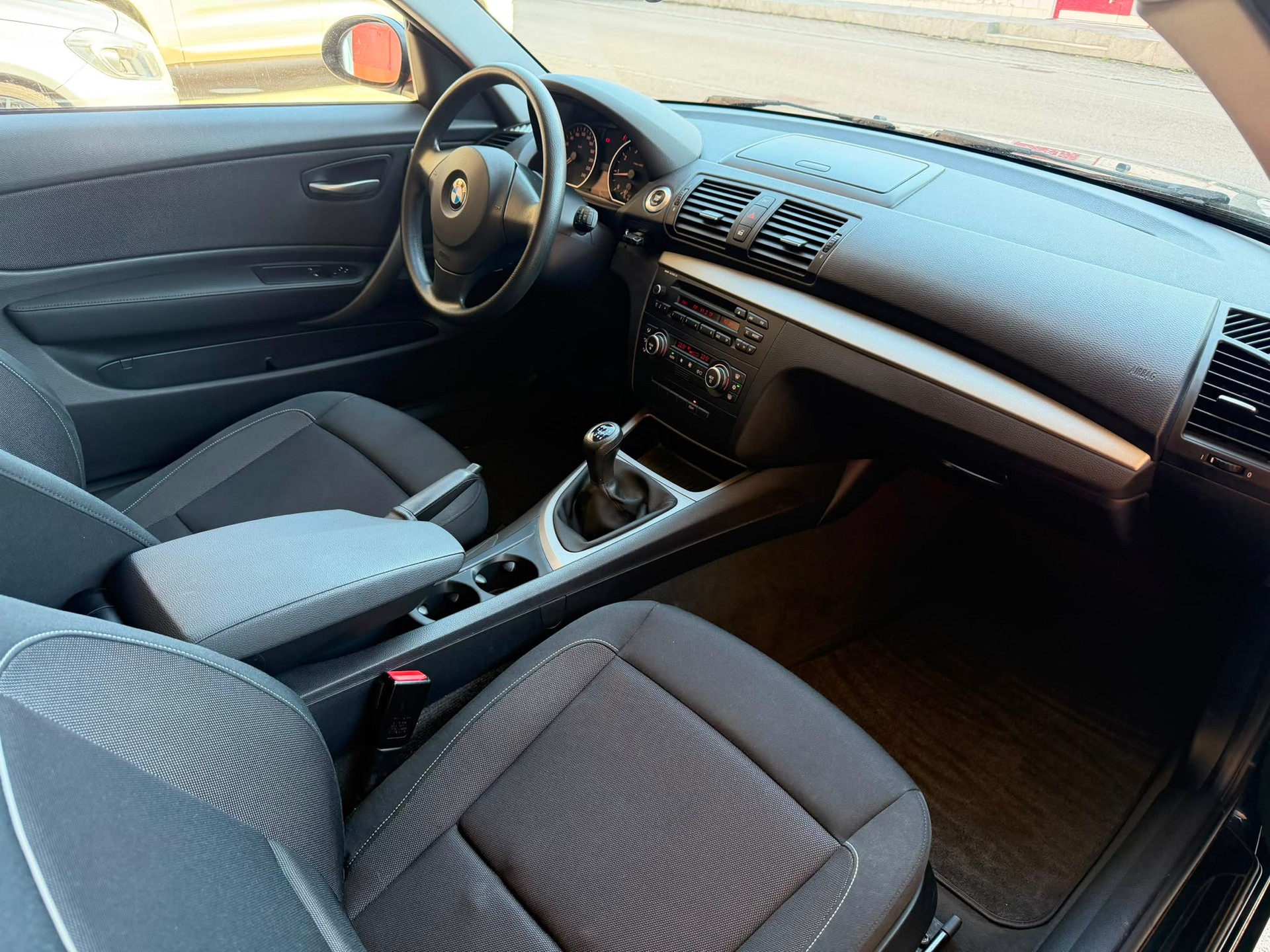 BMW 118i-image-5