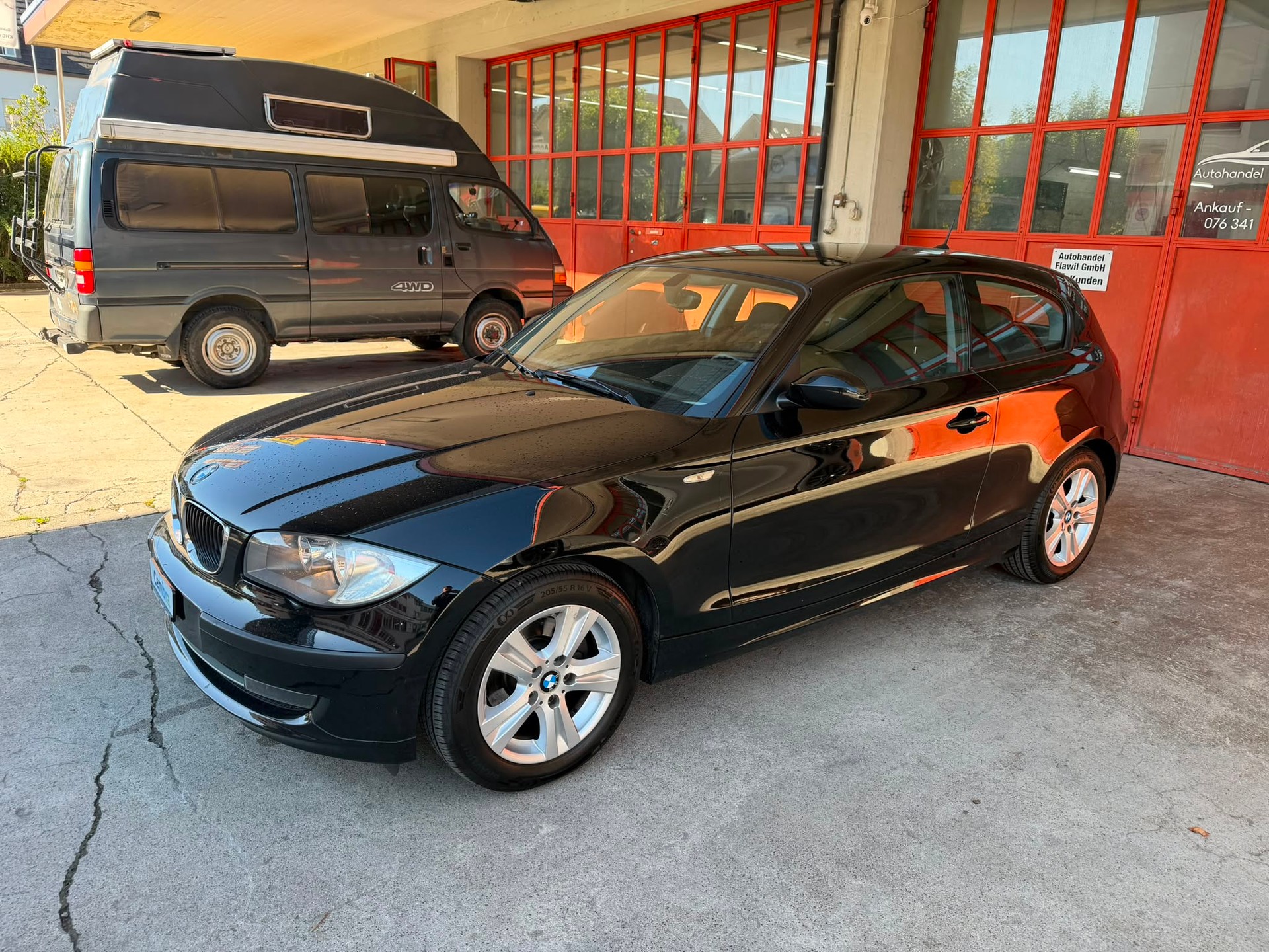 BMW 118i-showroom-element-1