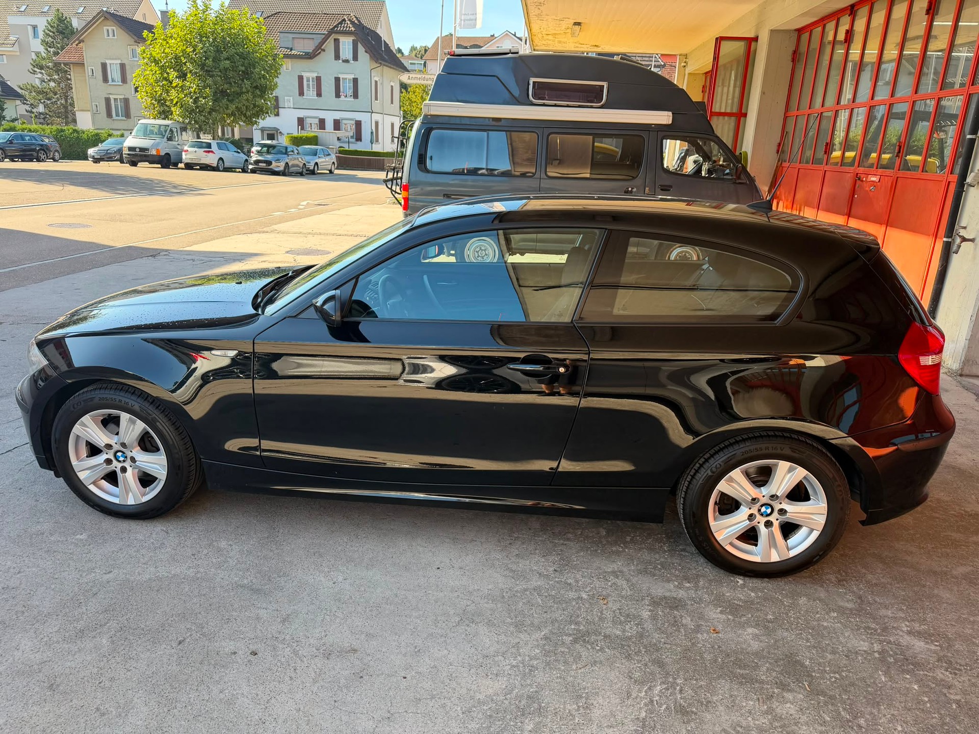 BMW 118i-showroom-element-3
