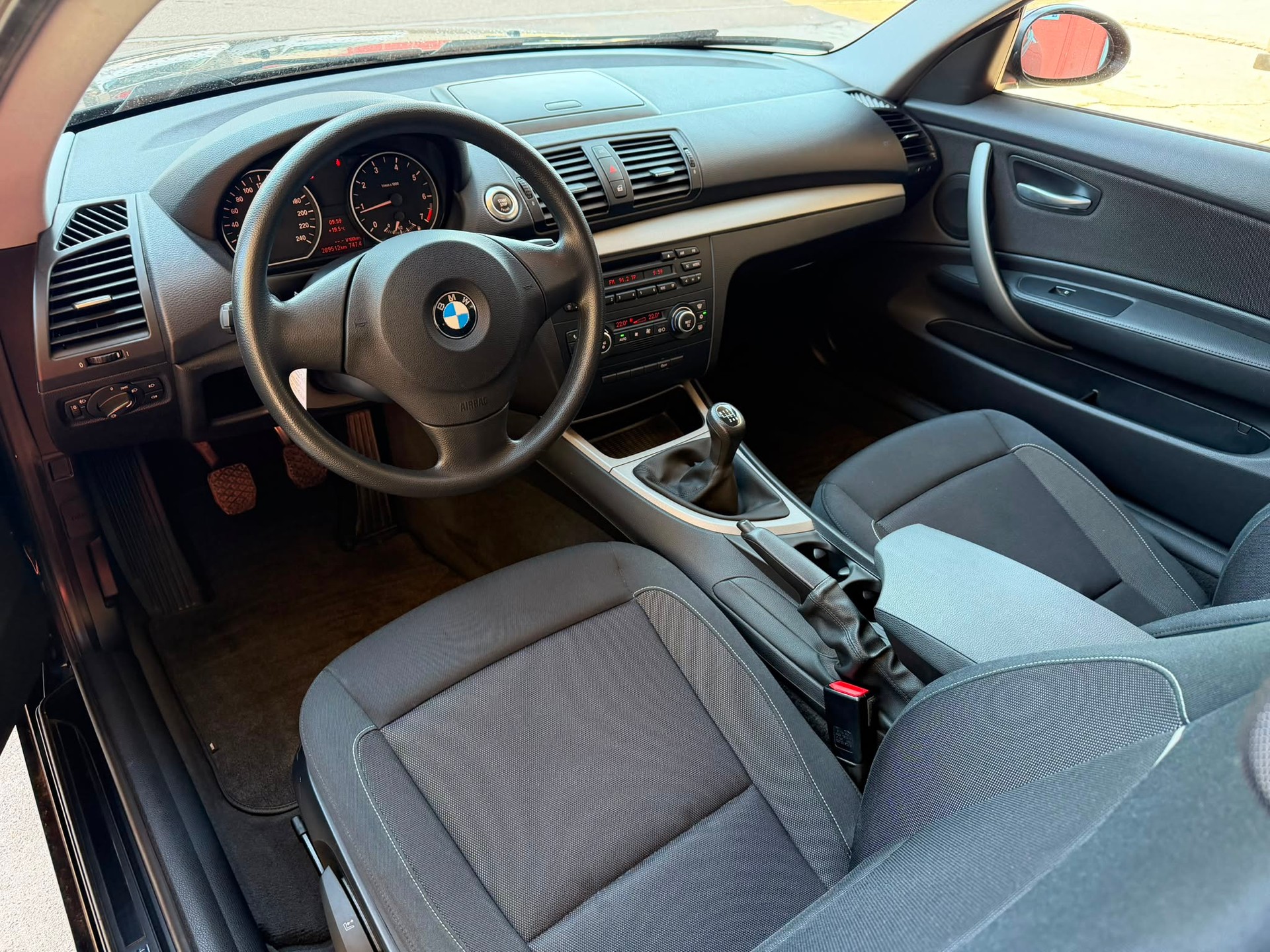 BMW 118i-image-4