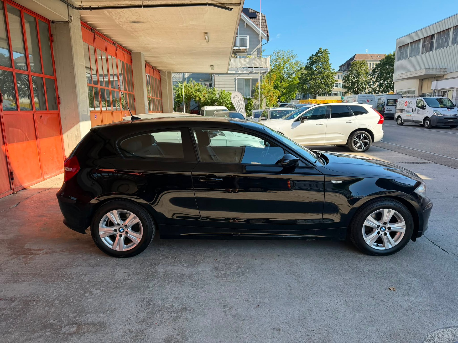 BMW 118i-showroom-element-2