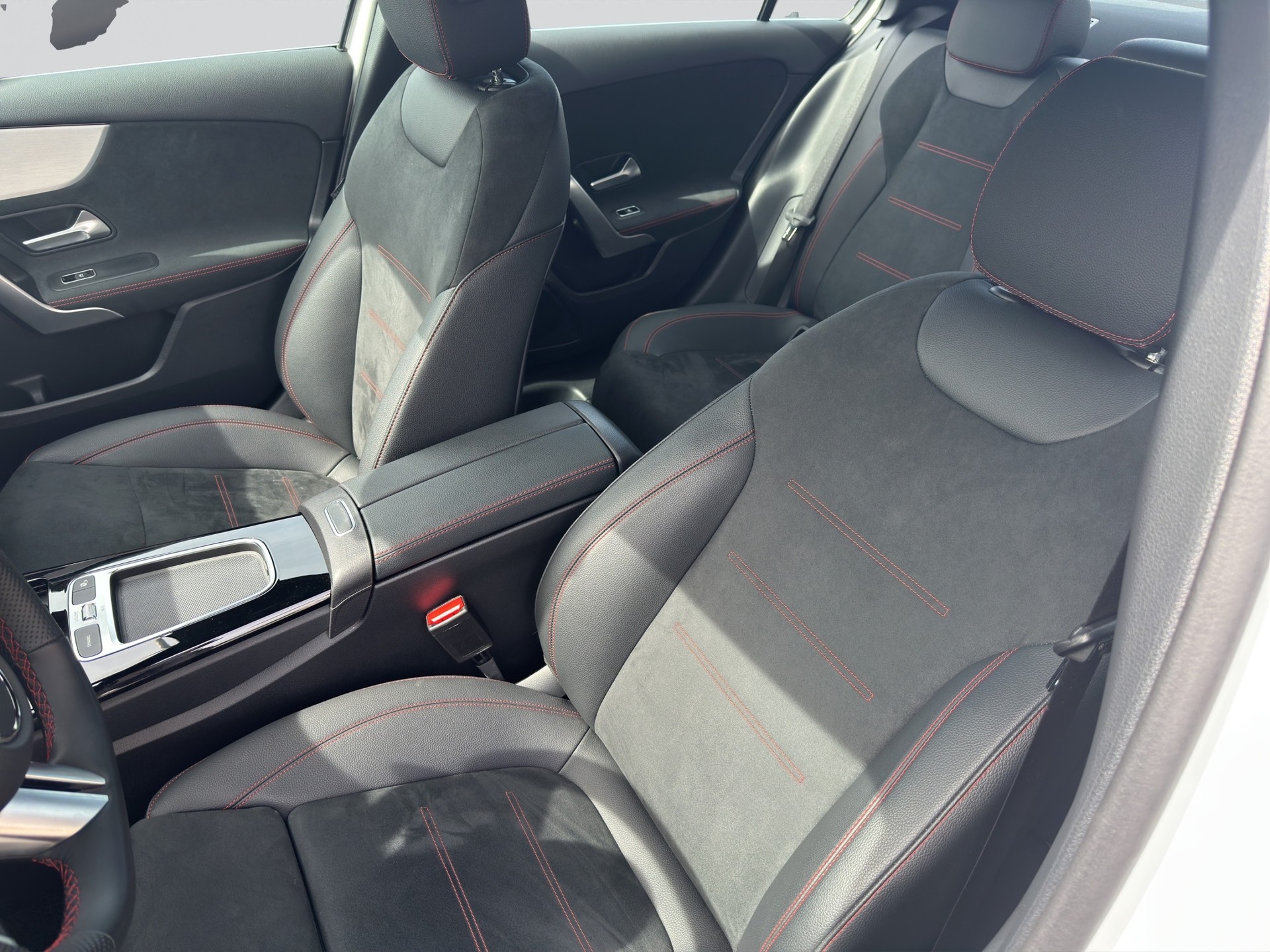 MERCEDES-BENZ A 200 7G-DCT AMG-LINE-image-5