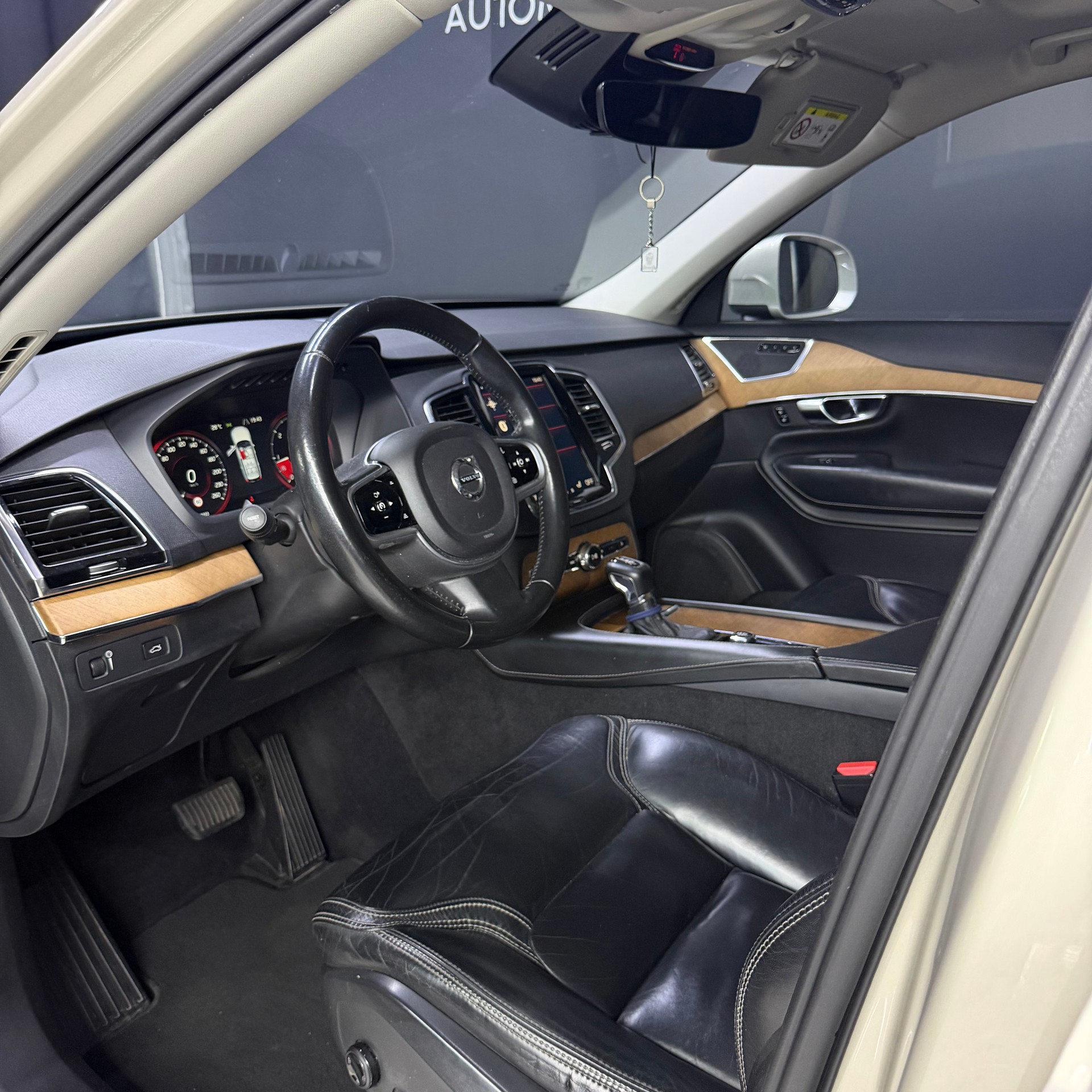 VOLVO XC90 D5 AWD Inscription Geartronic-image-6