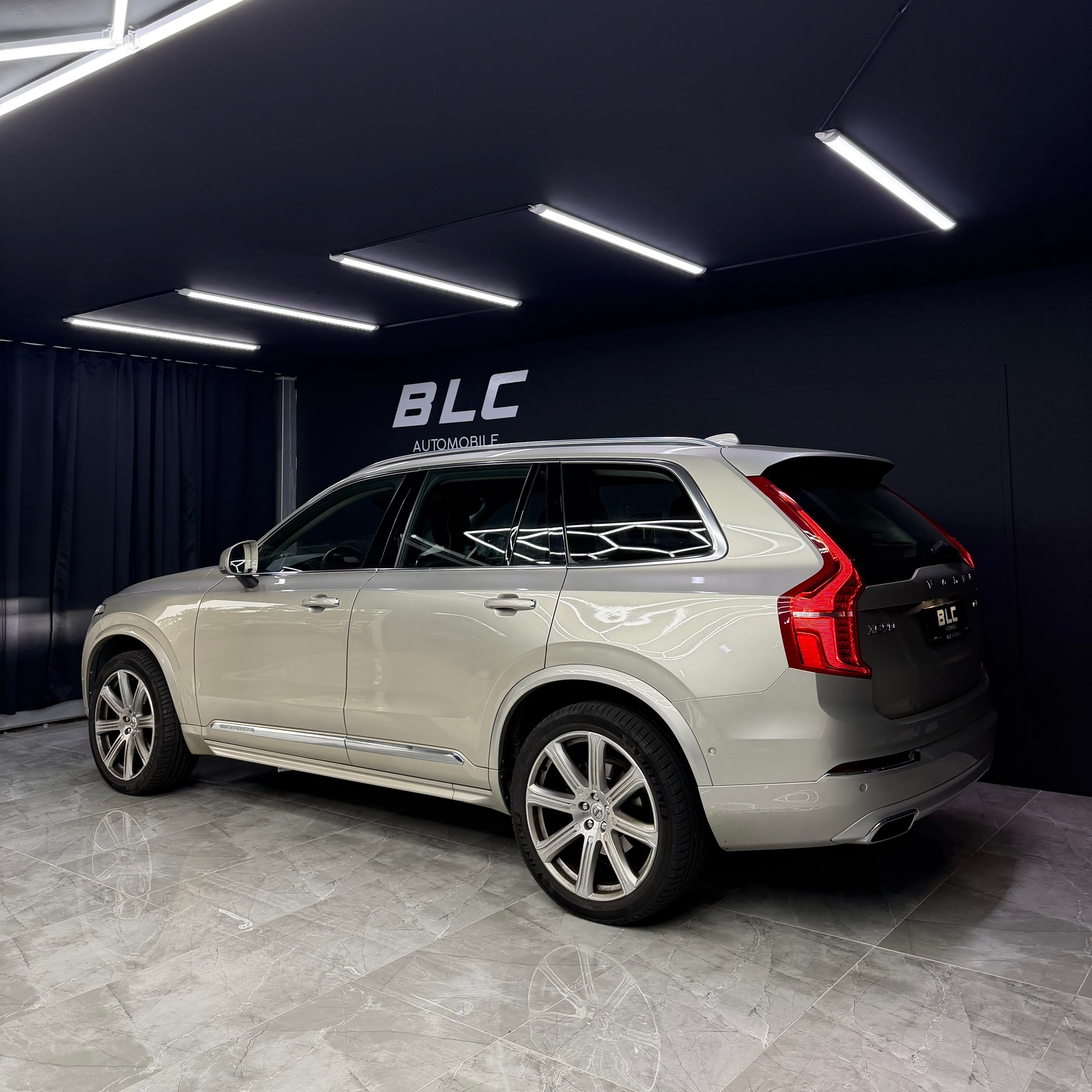 VOLVO XC90 D5 AWD Inscription Geartronic-image-4