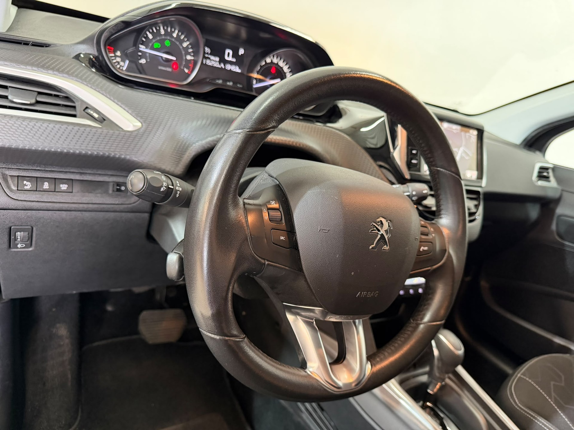 PEUGEOT 2008 1.2 PureTech Style EAT6-image-6