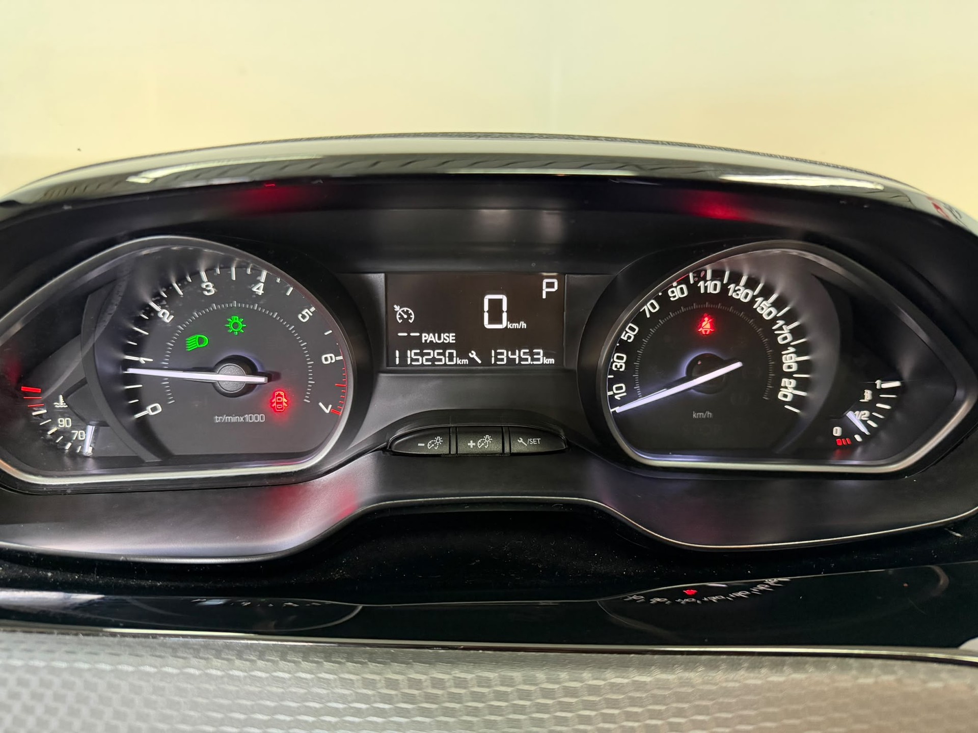PEUGEOT 2008 1.2 PureTech Style EAT6-image-10