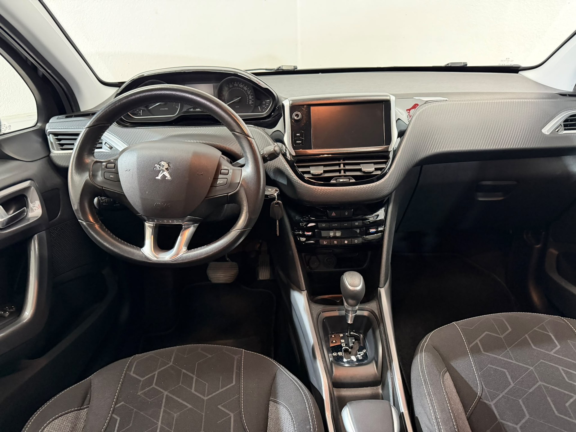 PEUGEOT 2008 1.2 PureTech Style EAT6-image-9