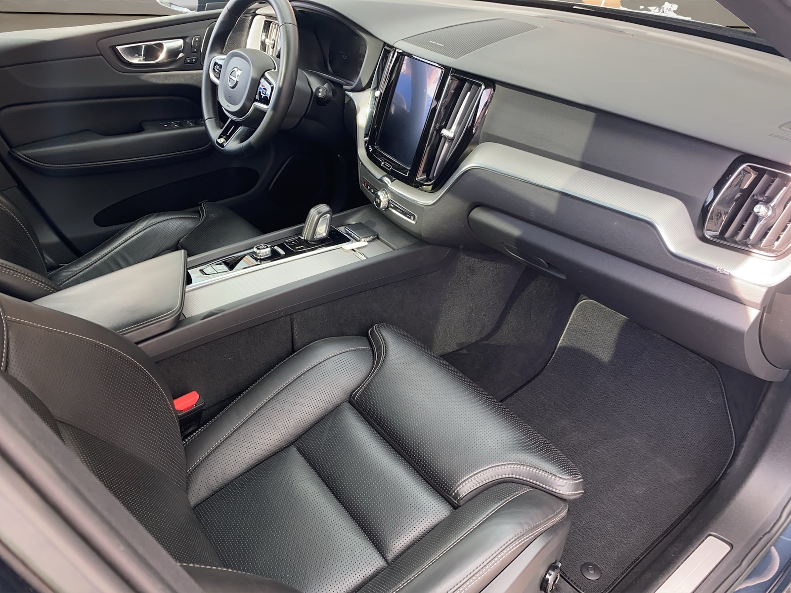 VOLVO XC60 2.0 T8 TE R-Design eAWD-image-10