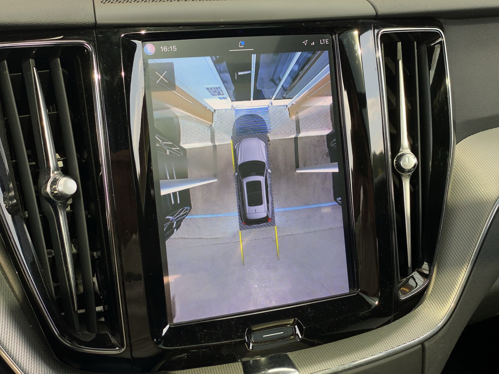 VOLVO XC60 2.0 T8 TE R-Design eAWD-image-13