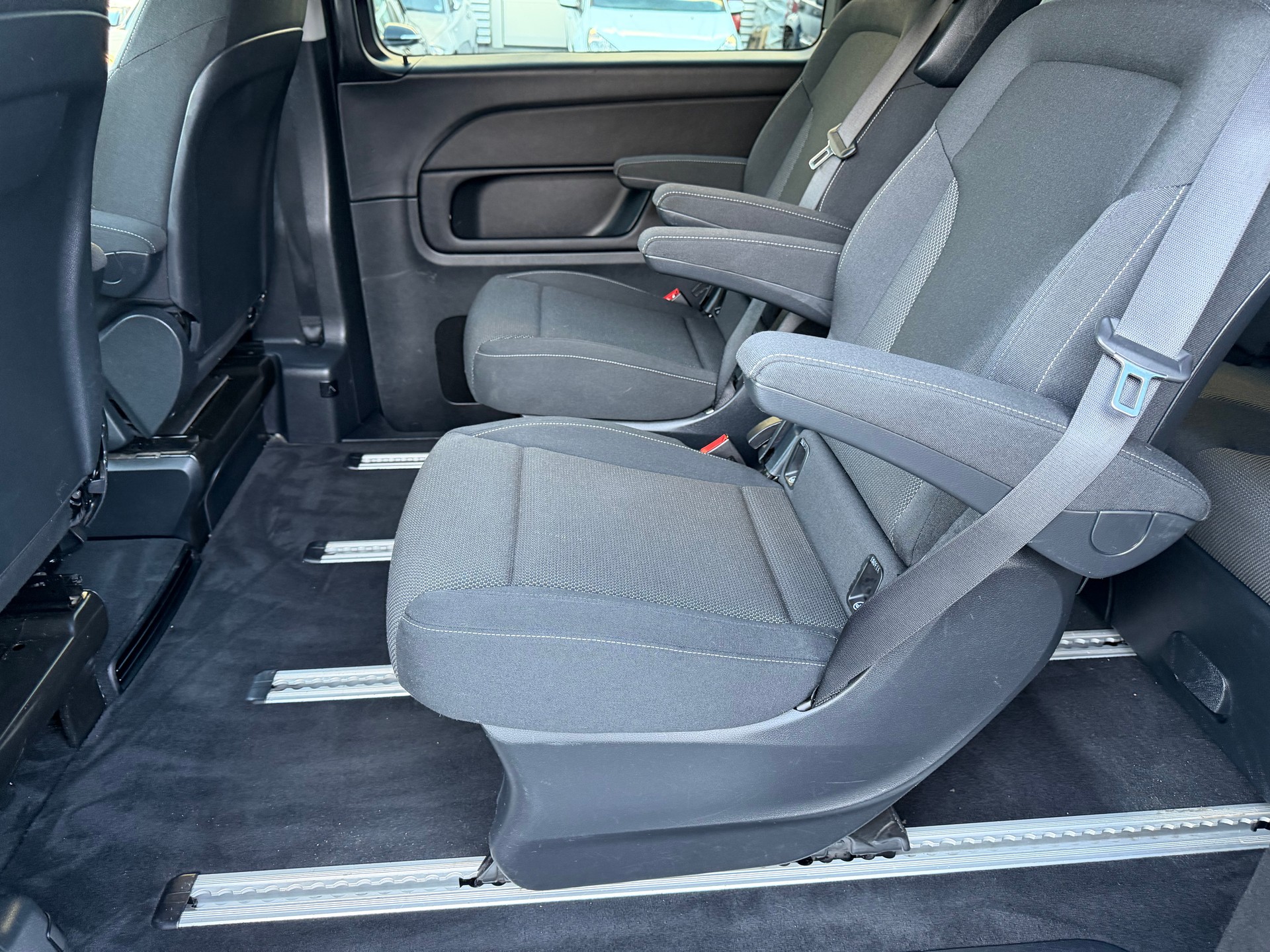 MERCEDES-BENZ V 250 d lang 4Matic 7G-Tronic-image-11