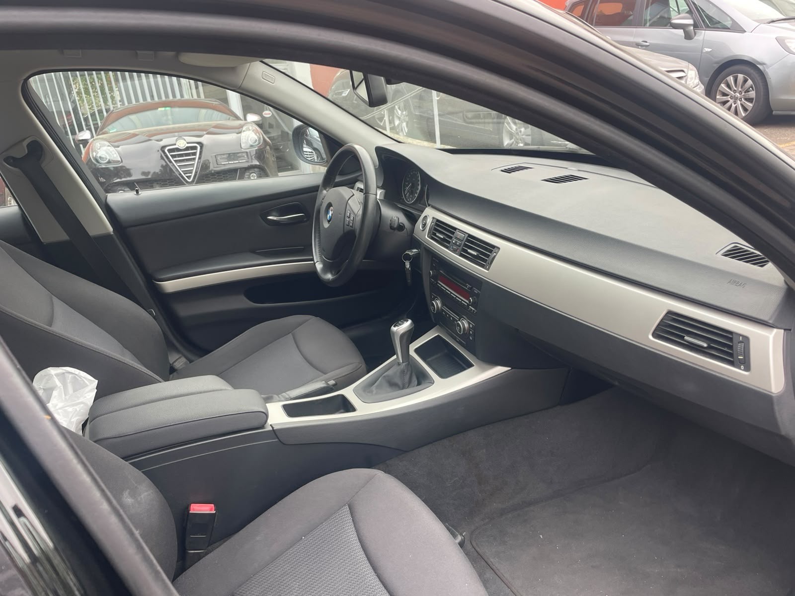 BMW 318i-image-6