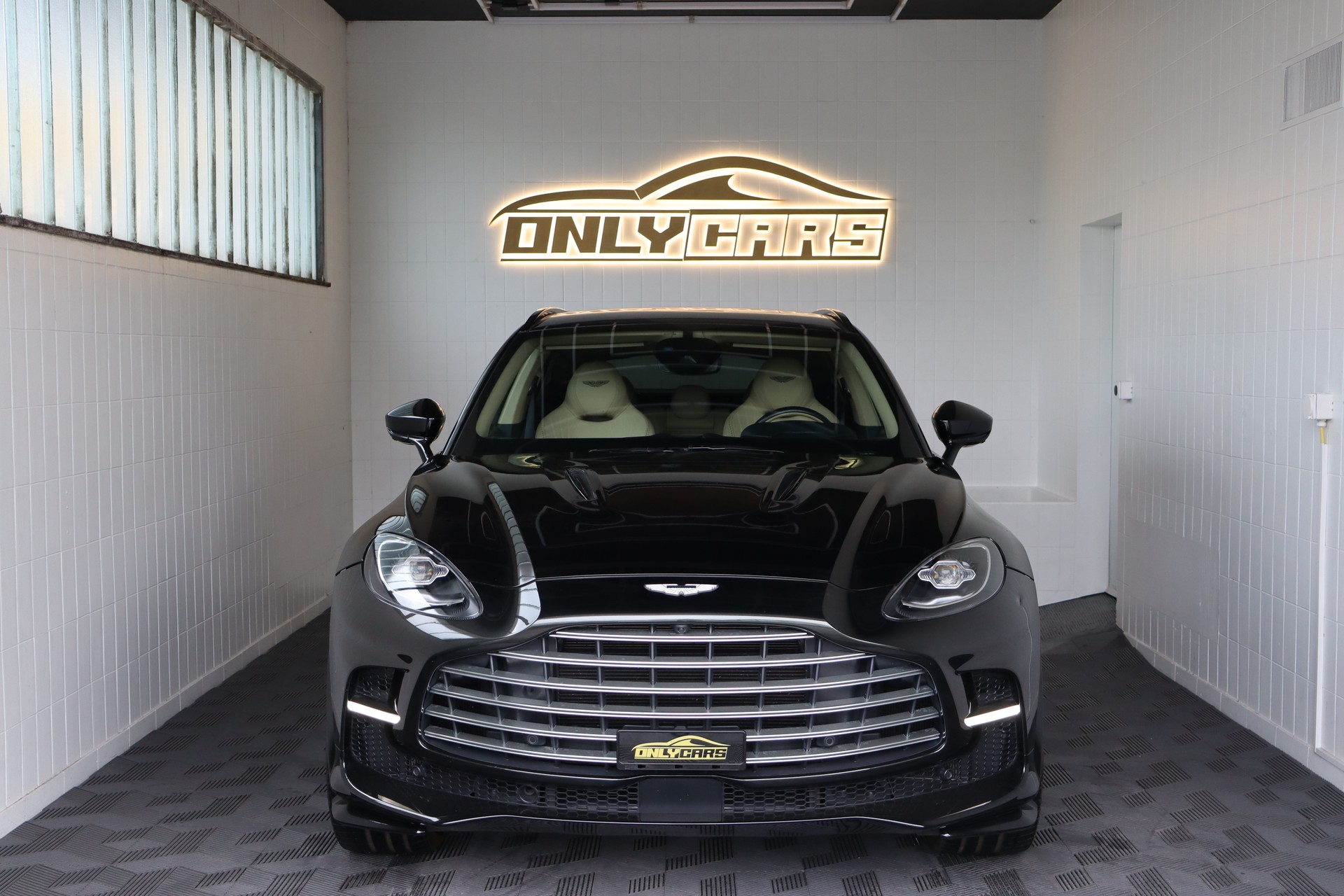 ASTON MARTIN DBX 4.0 V8-image-1