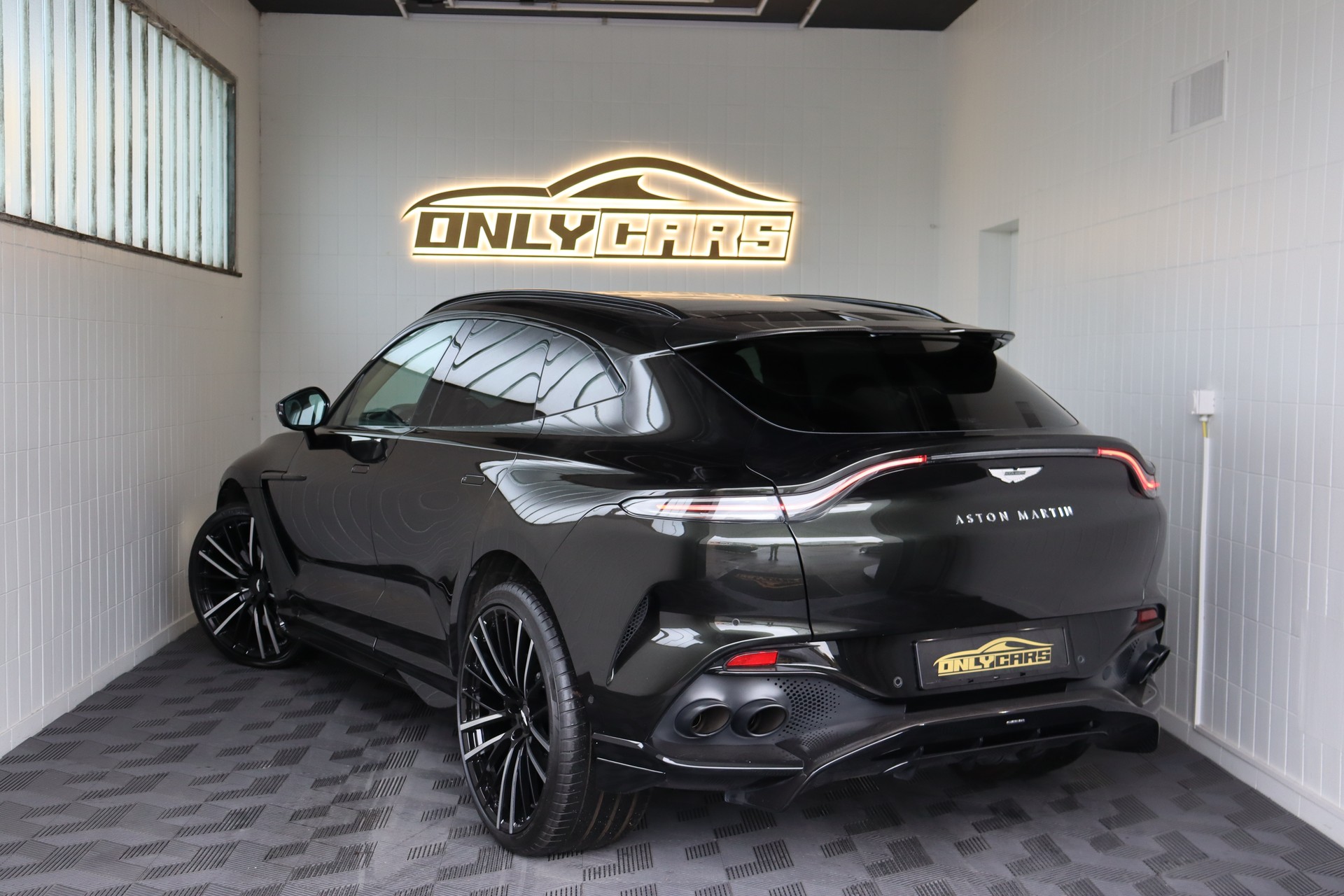 ASTON MARTIN DBX 4.0 V8-image-8