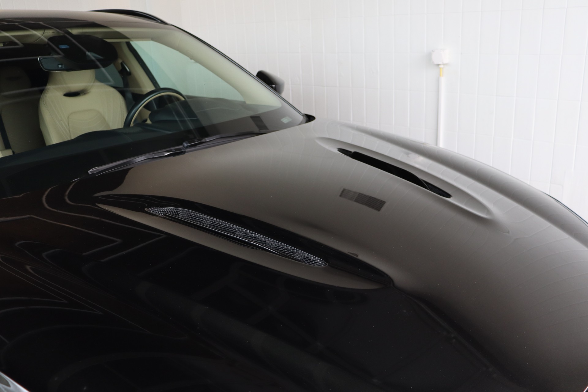 ASTON MARTIN DBX 4.0 V8-image-4
