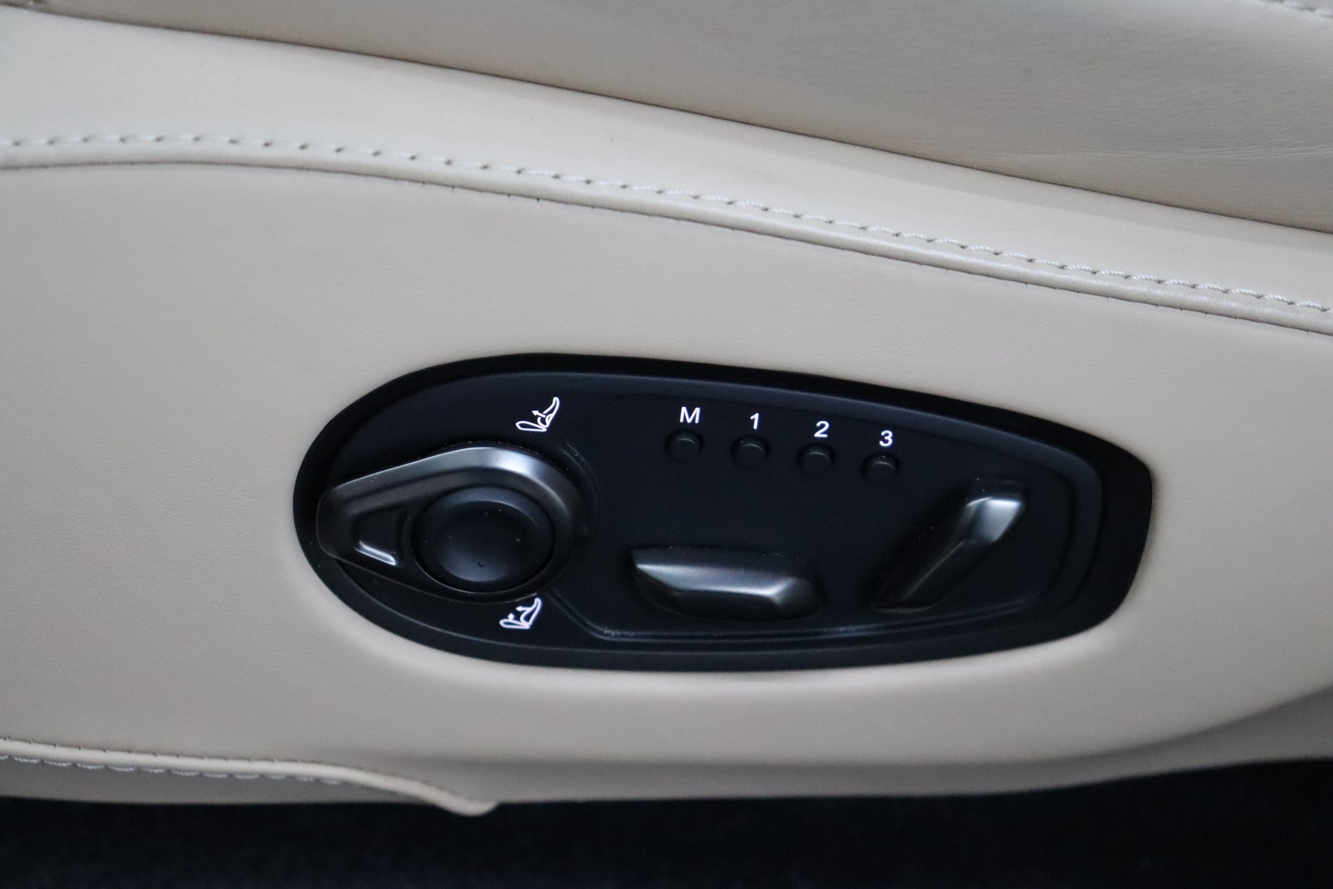 ASTON MARTIN DBX 4.0 V8-image-23
