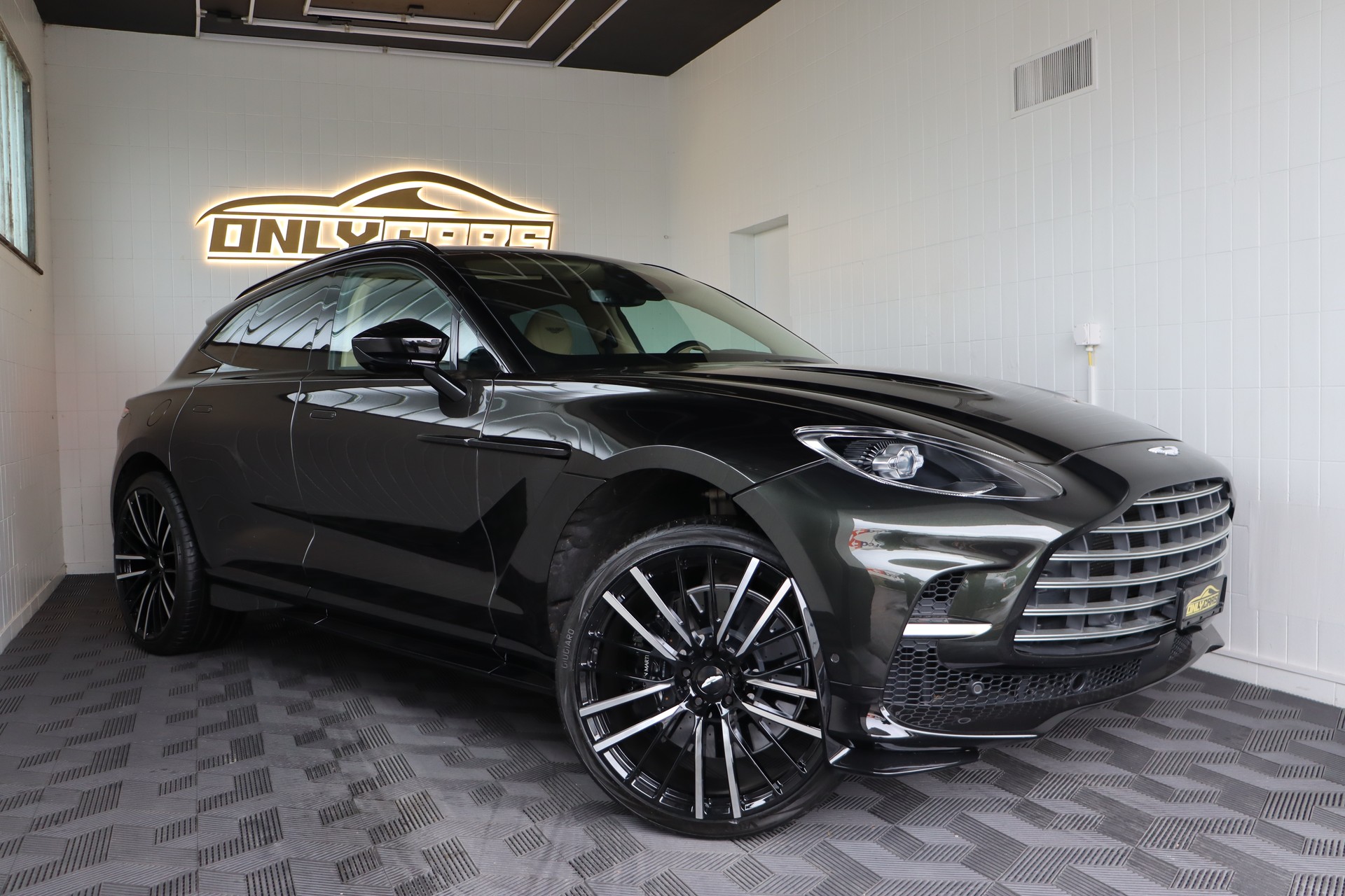 ASTON MARTIN DBX 4.0 V8-image-5