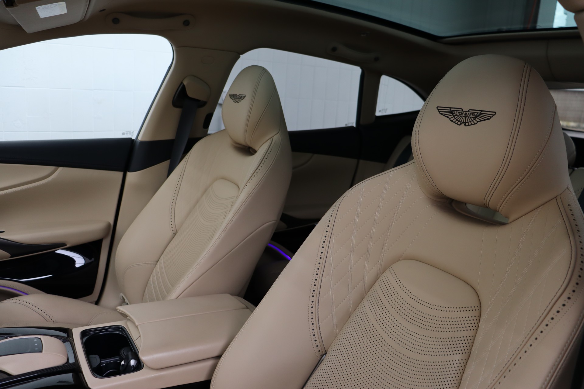 ASTON MARTIN DBX 4.0 V8-image-24