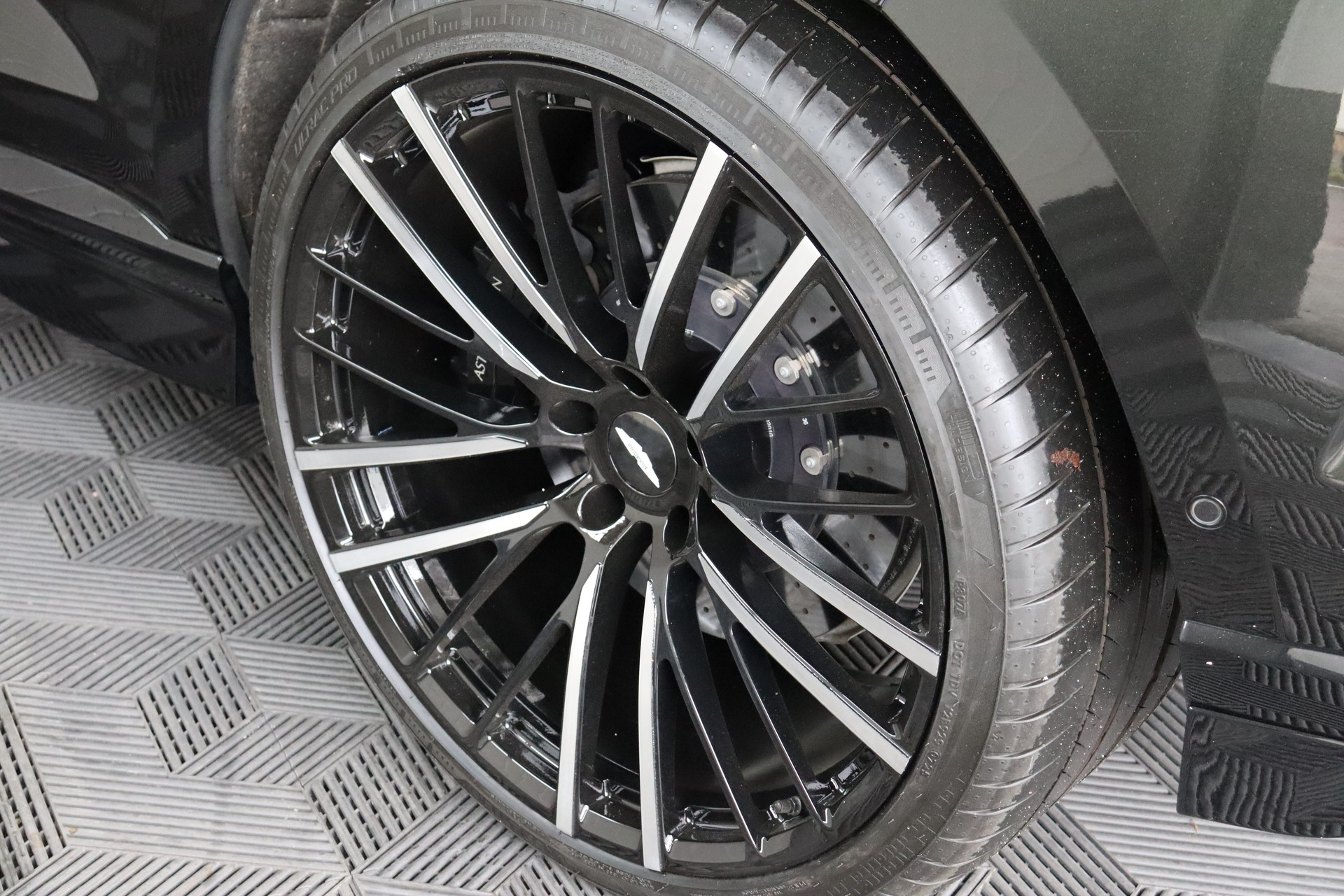 ASTON MARTIN DBX 4.0 V8-image-11