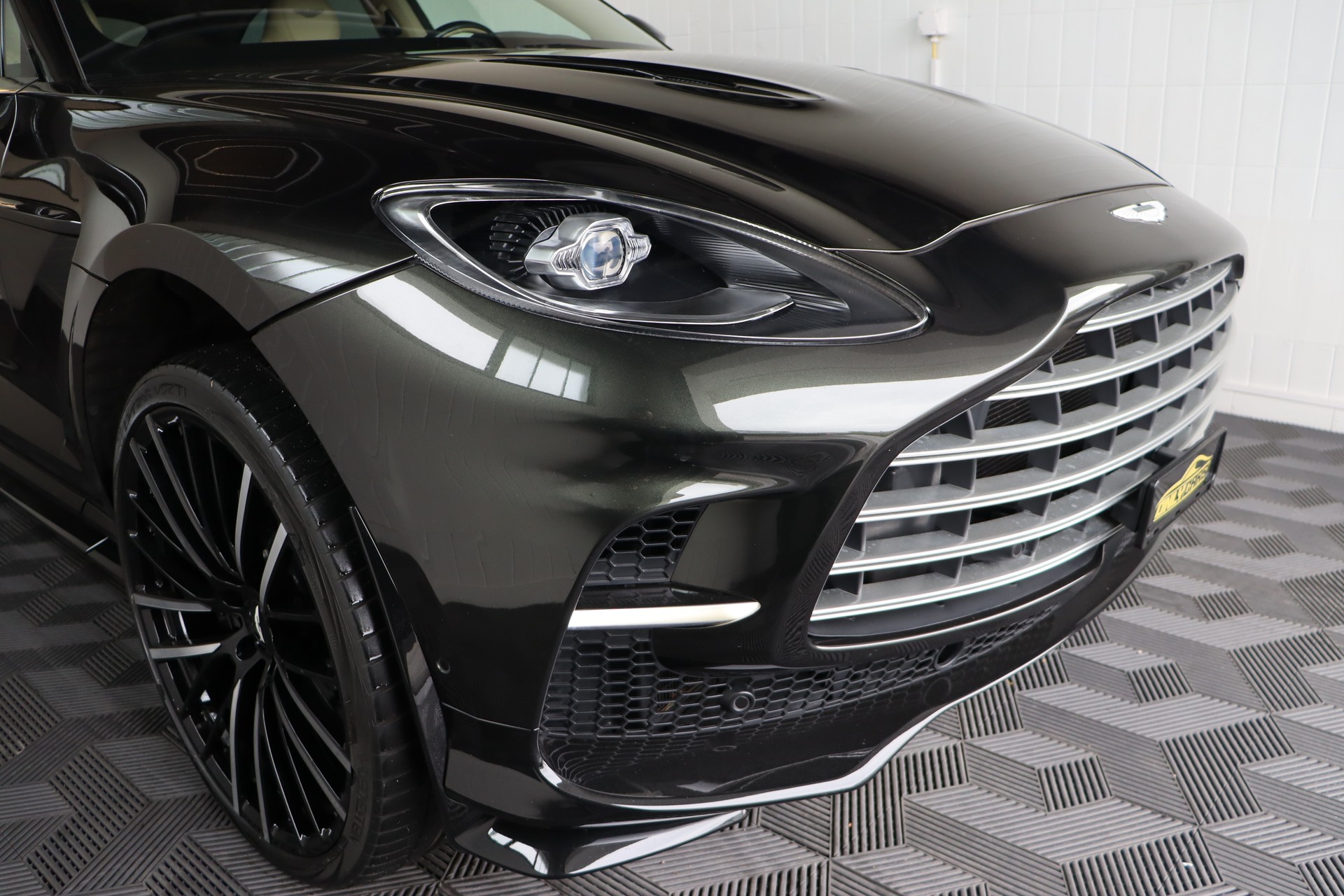 ASTON MARTIN DBX 4.0 V8-image-2