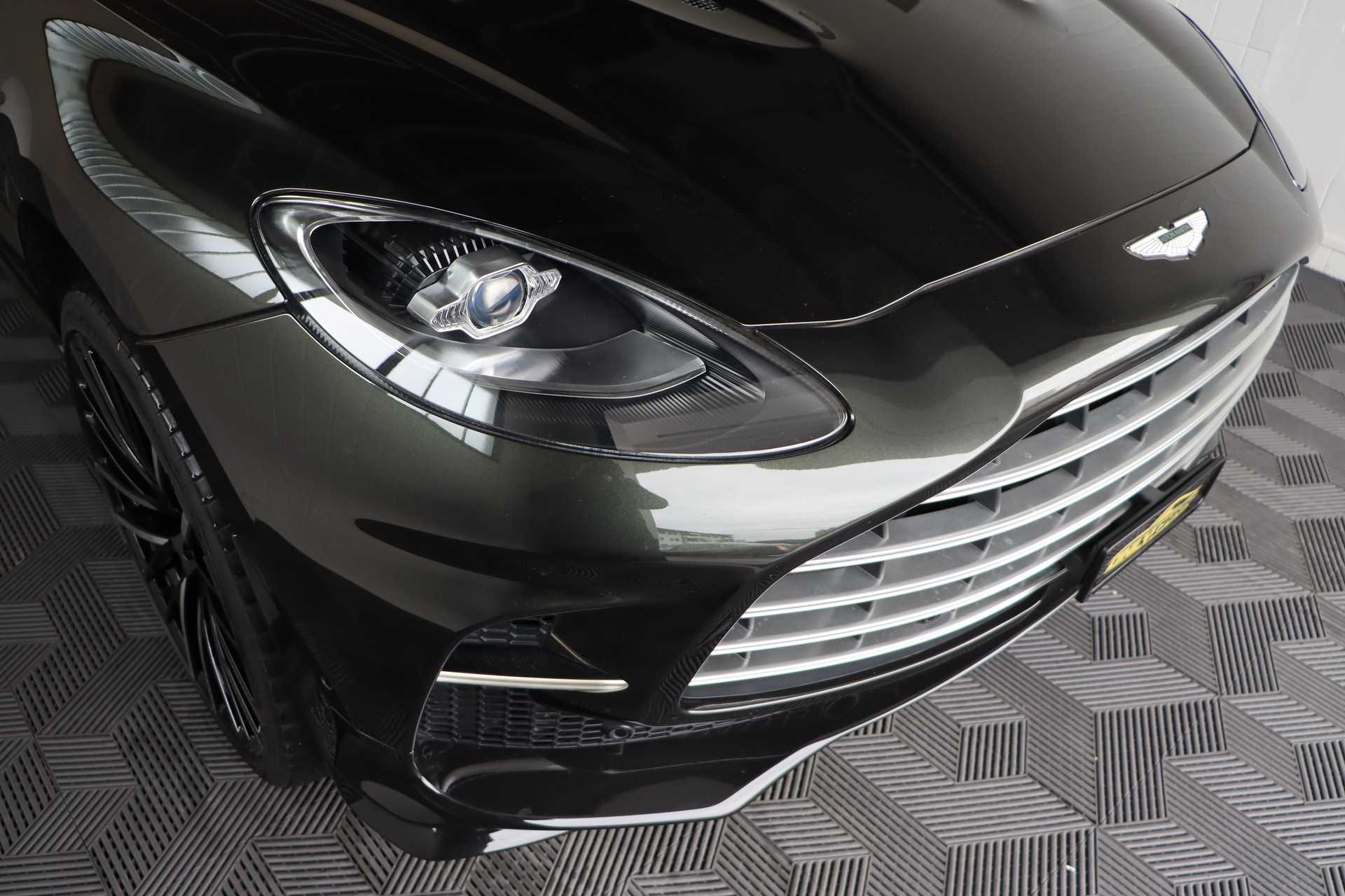 ASTON MARTIN DBX 4.0 V8-image-3