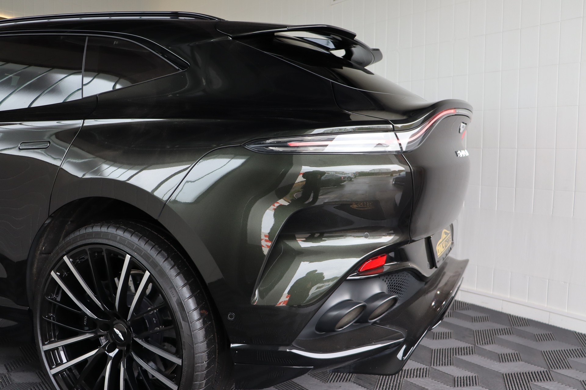 ASTON MARTIN DBX 4.0 V8-image-12