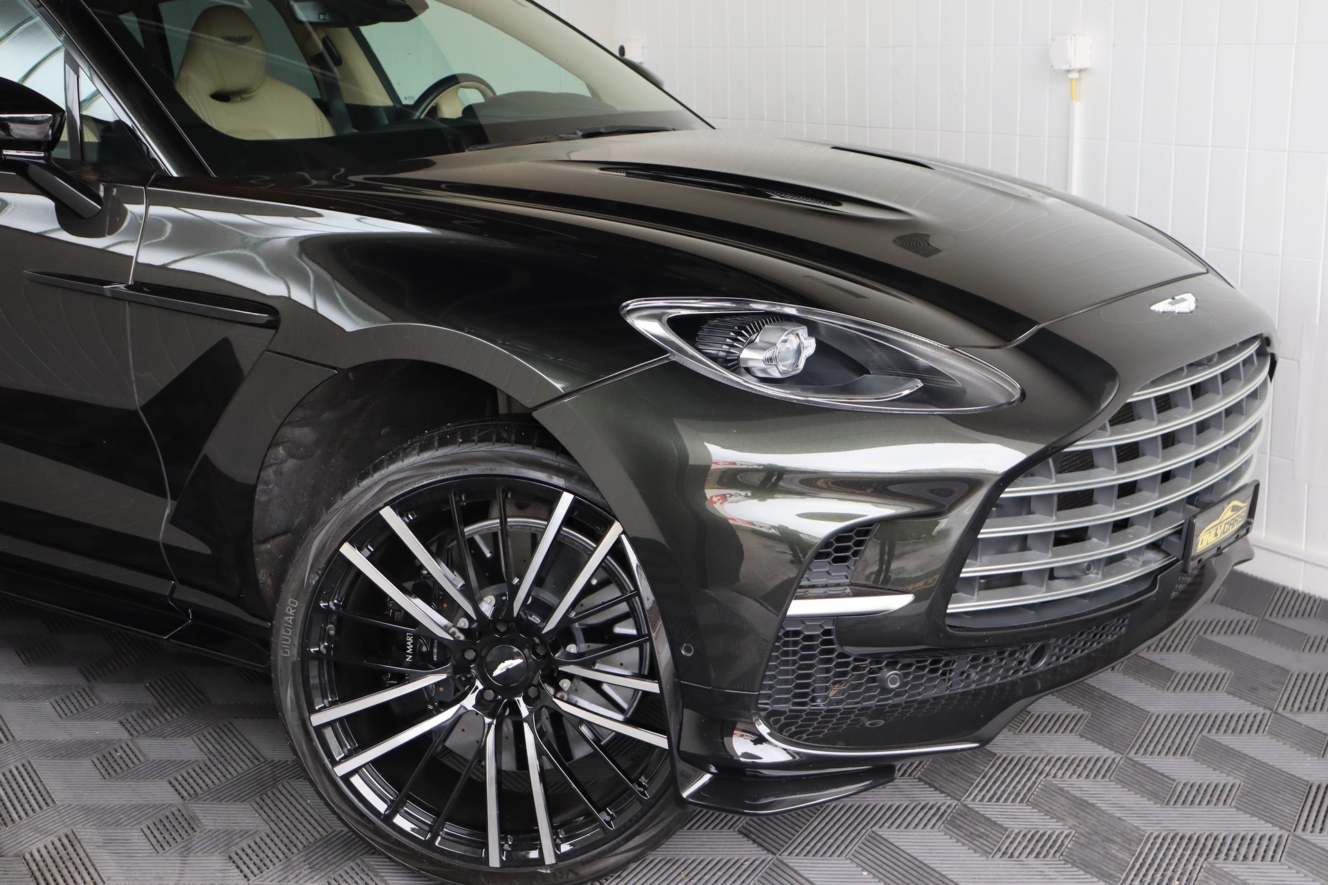 ASTON MARTIN DBX 4.0 V8-image-6