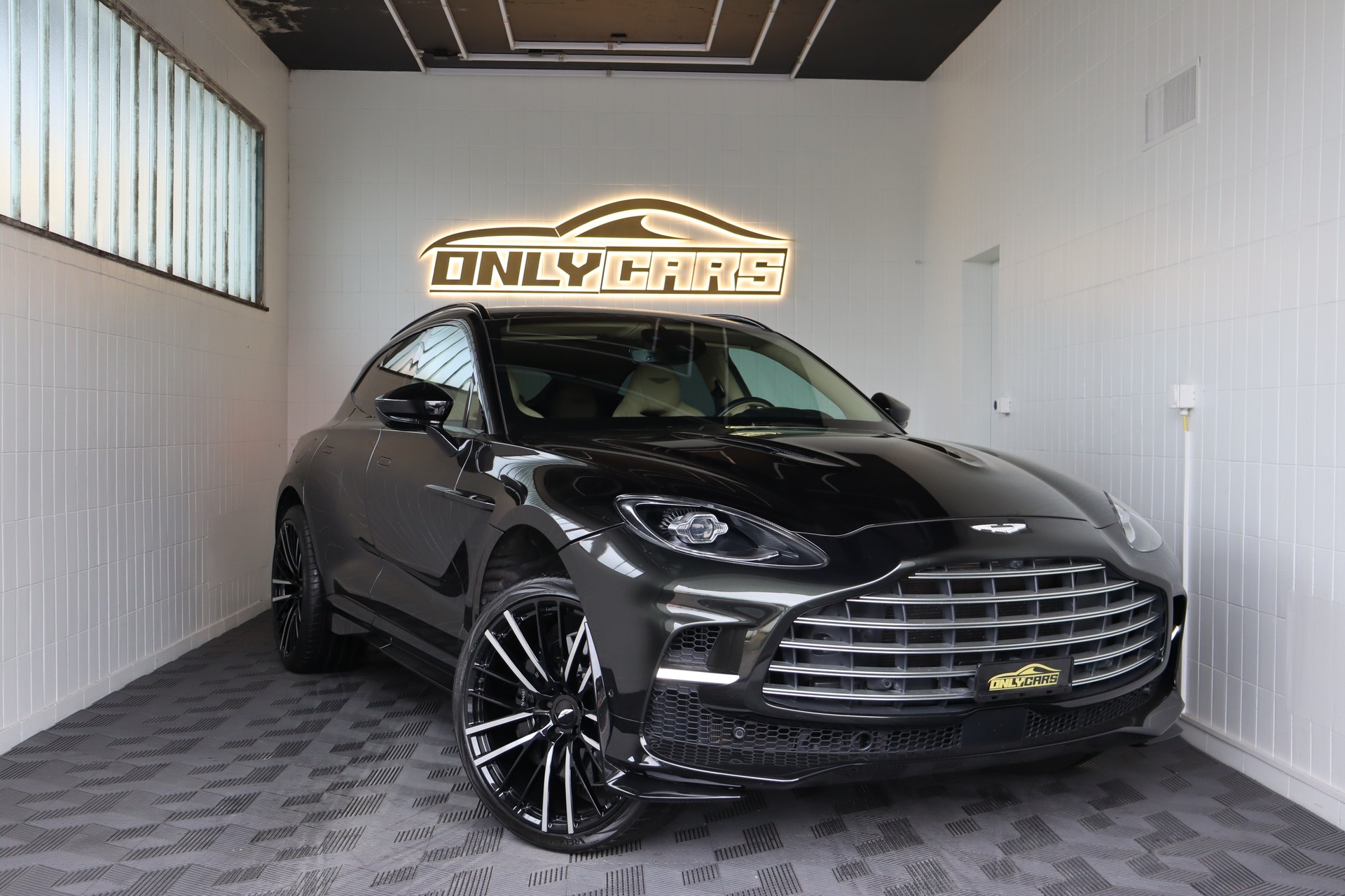 ASTON MARTIN DBX 4.0 V8-image-0