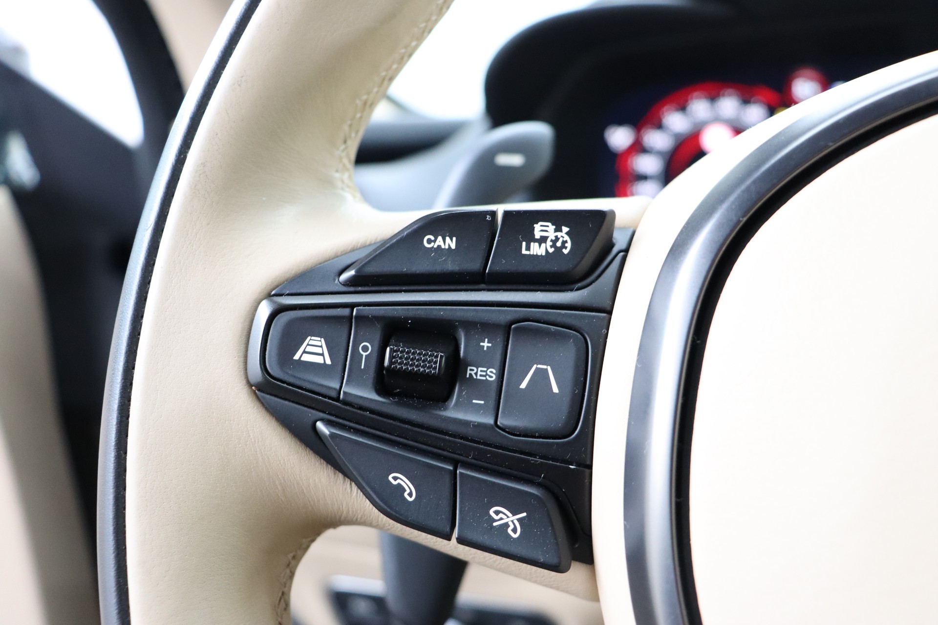 ASTON MARTIN DBX 4.0 V8-image-29