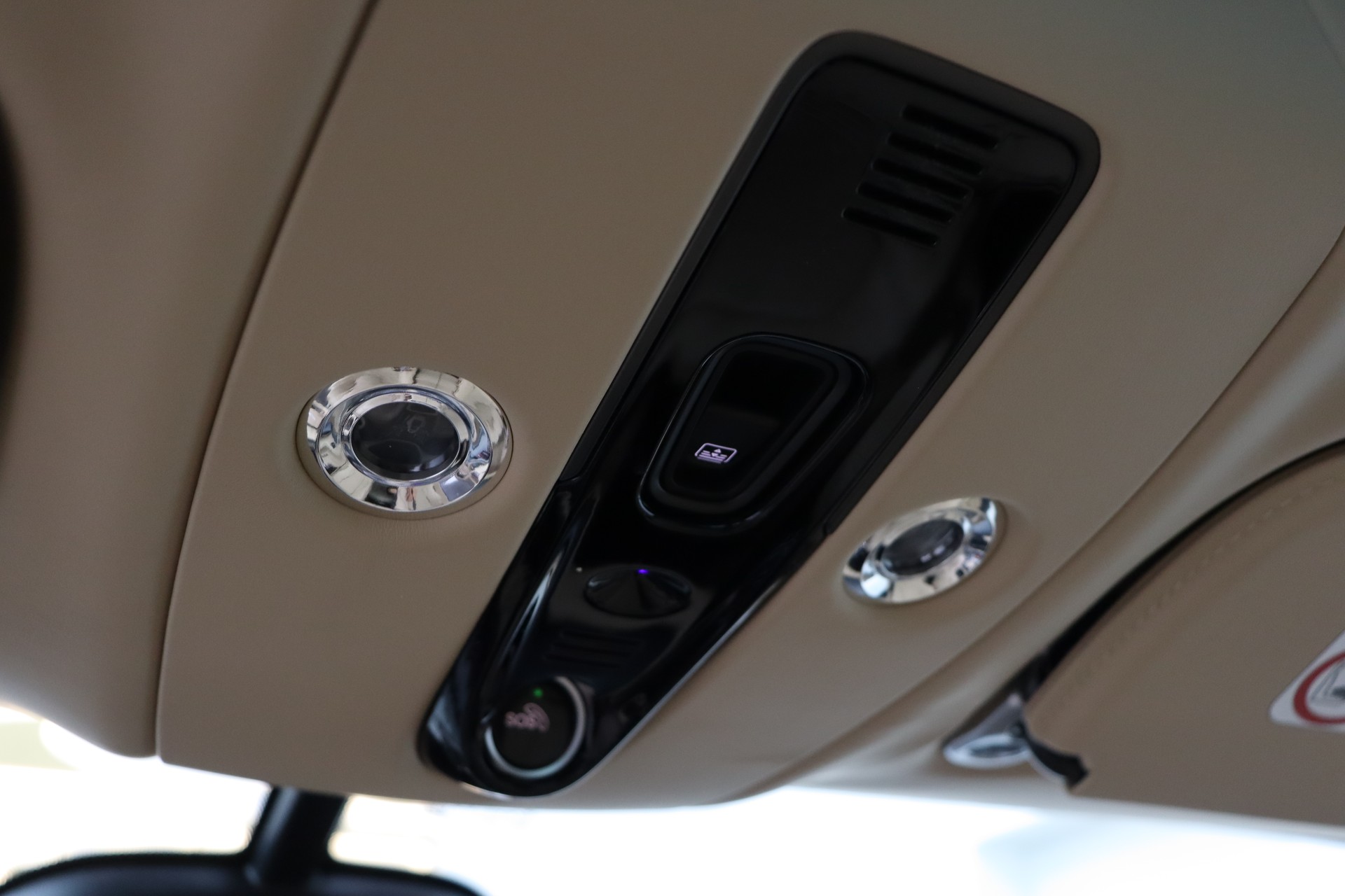 ASTON MARTIN DBX 4.0 V8-image-26