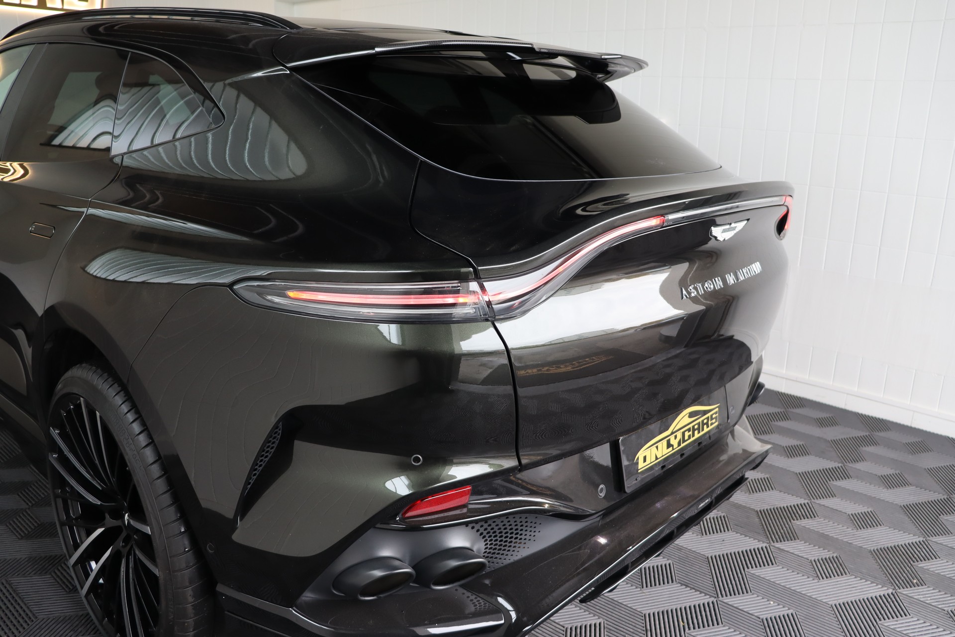 ASTON MARTIN DBX 4.0 V8-image-16